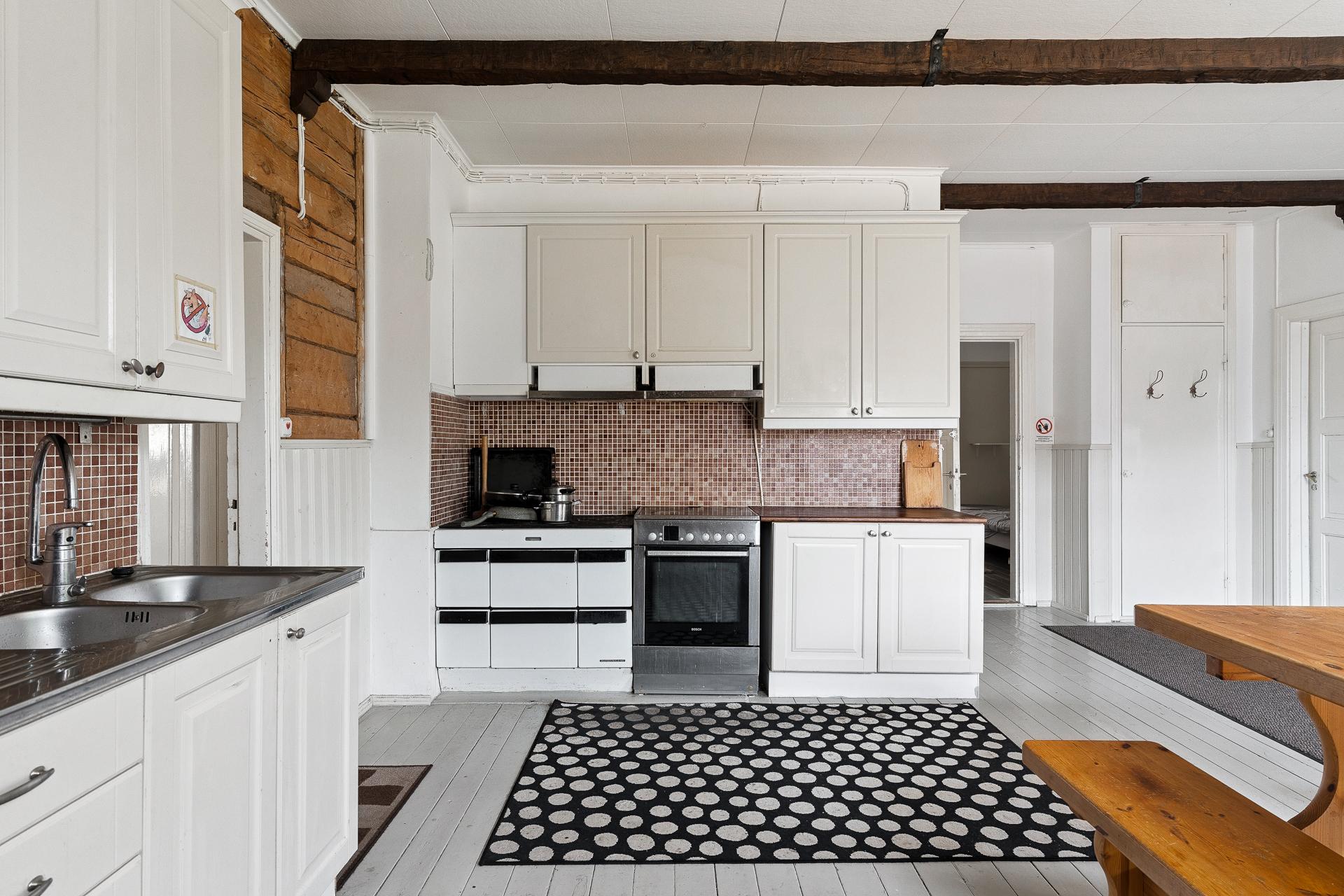 Keittiö, puuhella lähempänä ovea