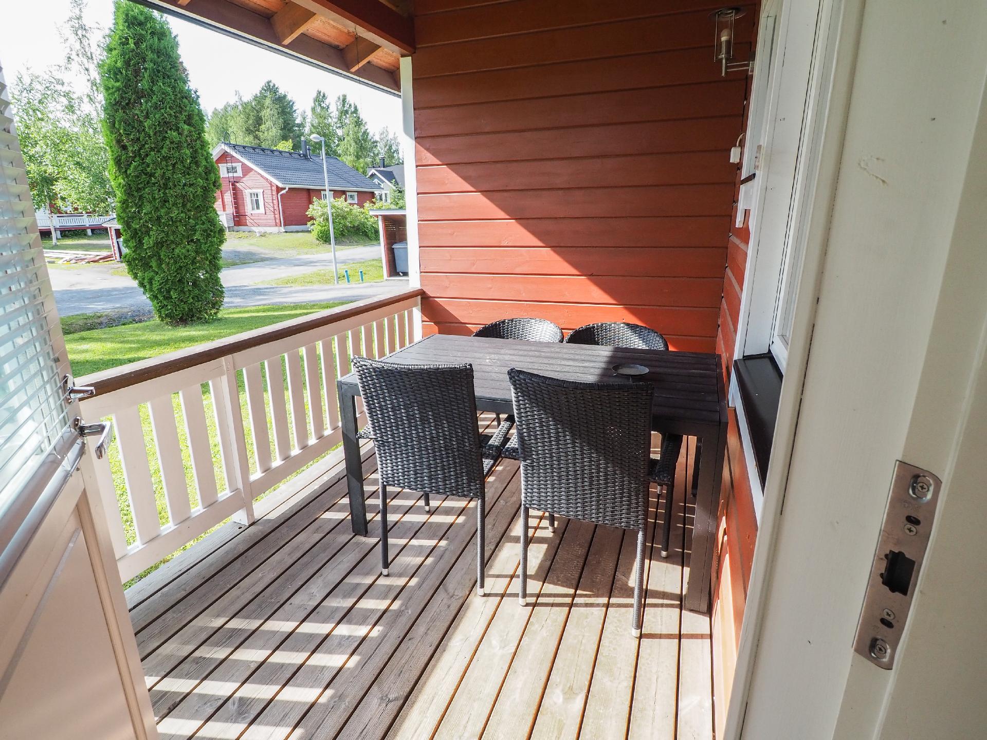 Takapihan terassi kesällä