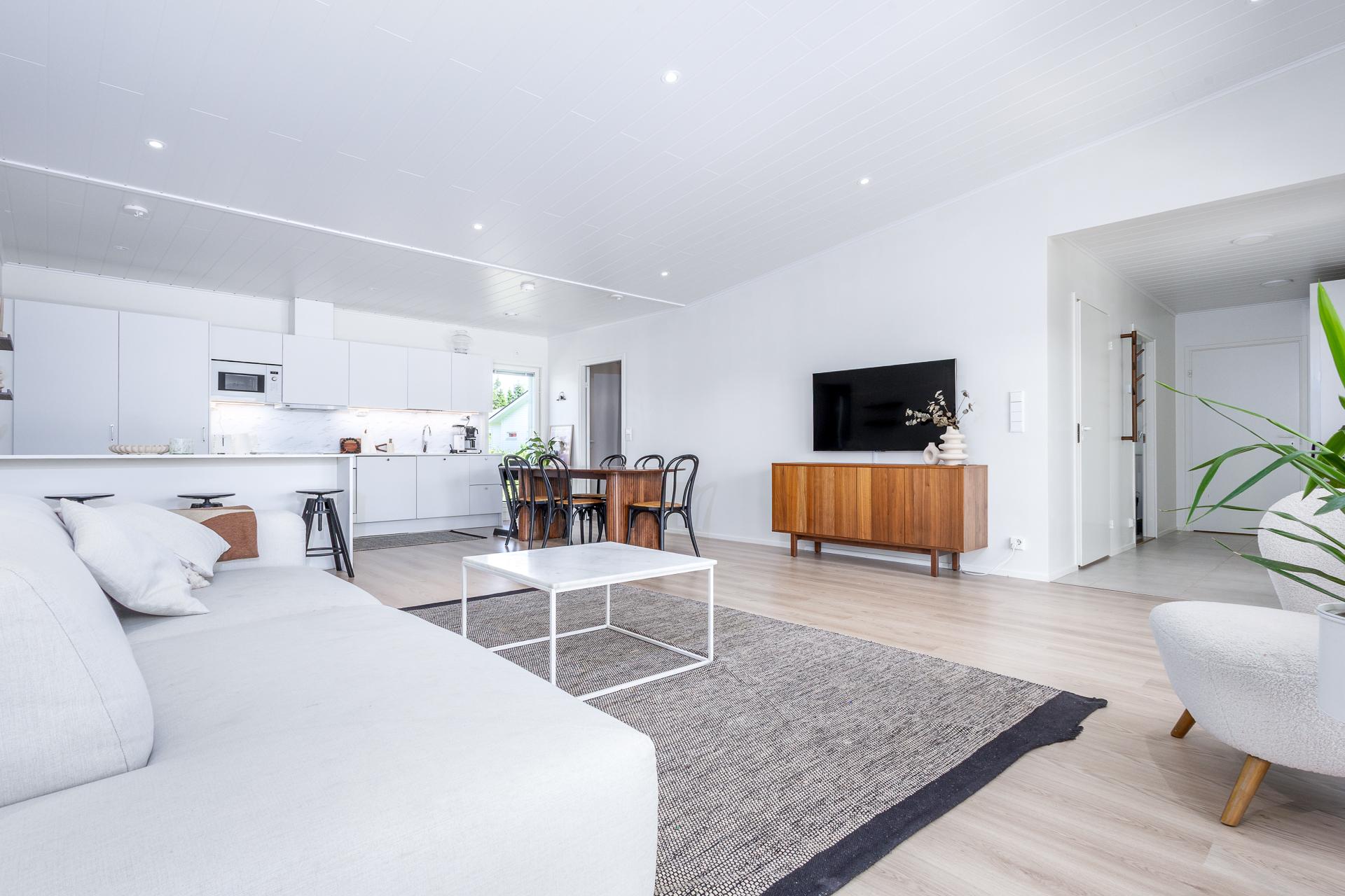 Olohuone, ruokailu ja keittiö