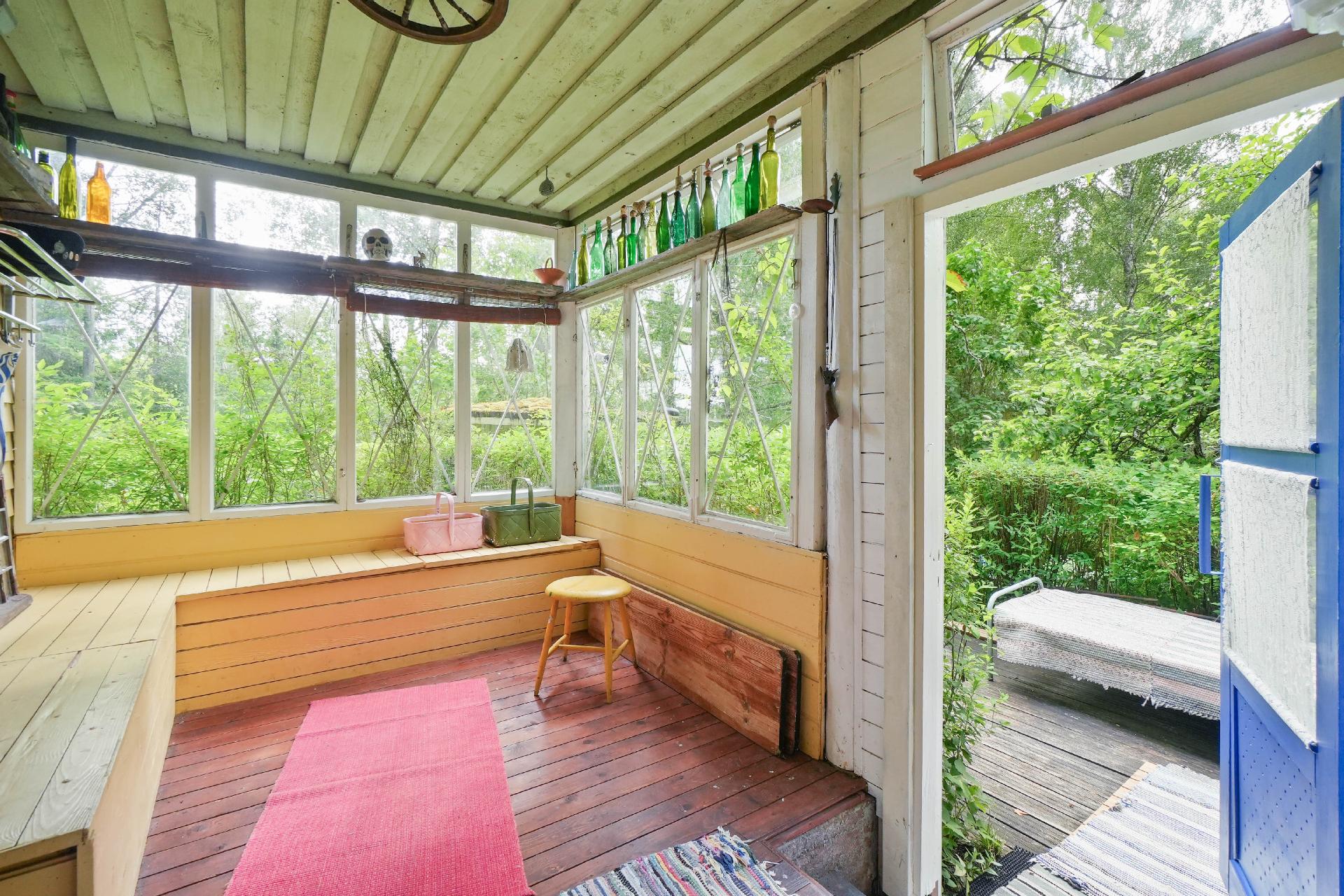 Kuistilla on mukava viettää aikaa alkukeväästä pitkälle syksyyn.