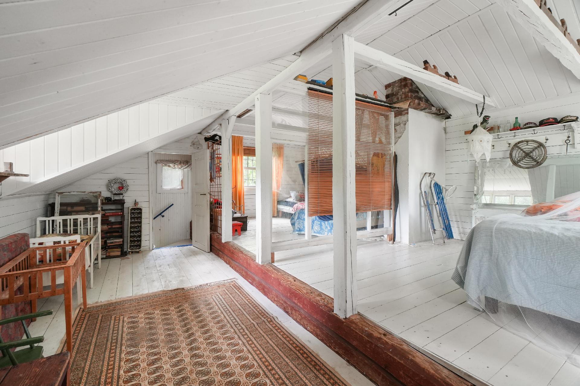 Kuvaa portaiden suuntaan yläkerrassa...