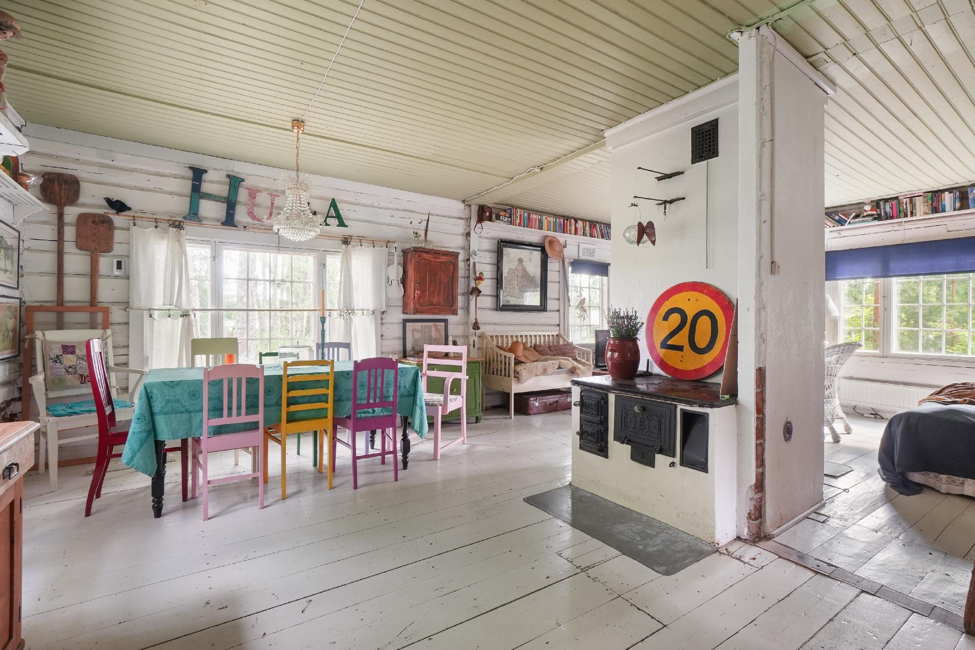 Näkymää keittiöstä kohti ruokailuryhmää, oleskelutilaa sekä oikealla sijaitsevaa makuuhuonetta.