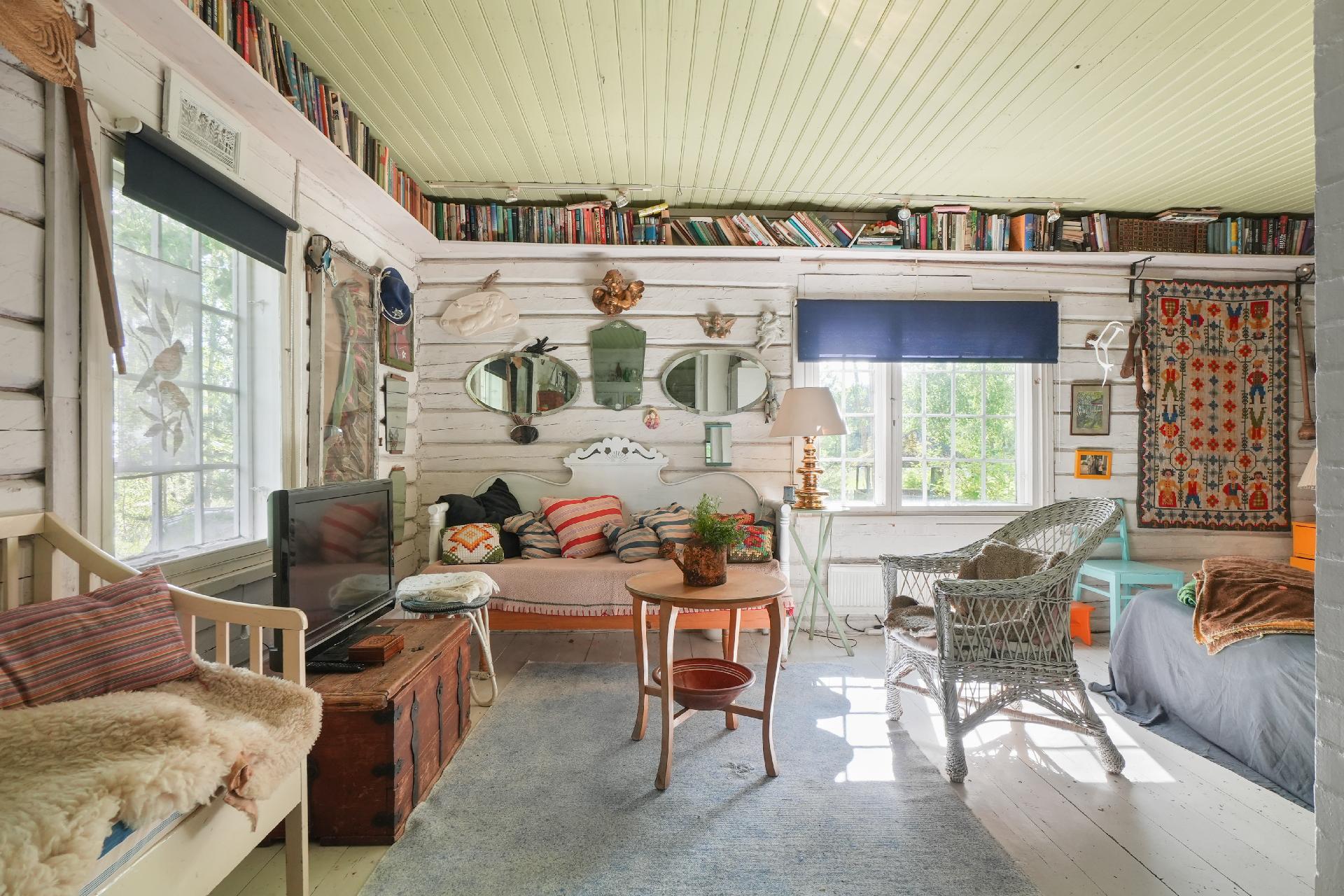 Oleskelutila ruutuikkunoineen.