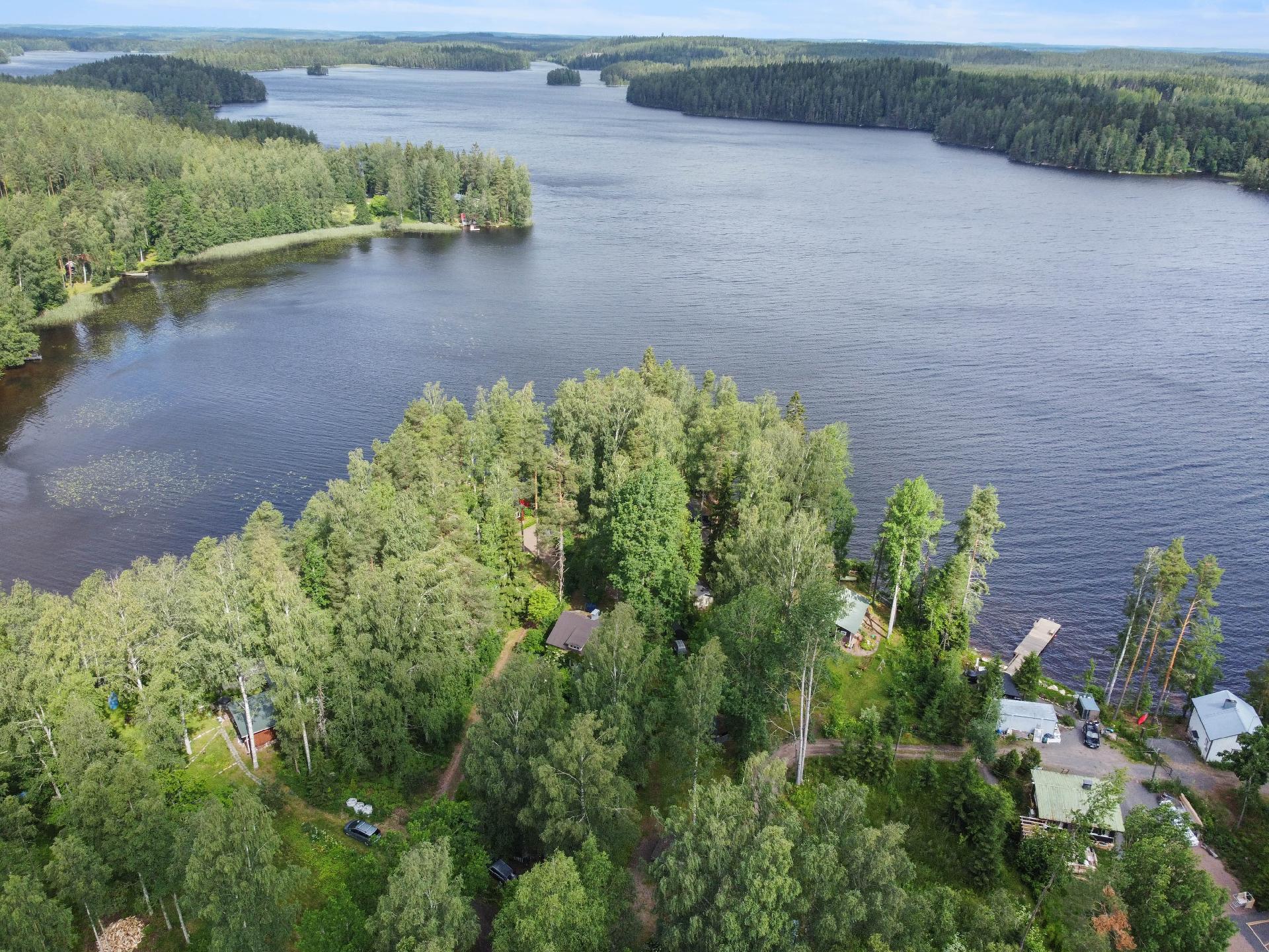 Harvinainen tilaisuus - hirsihuvila rantasaunoineen kirkasvetisellä Valajärvellä.