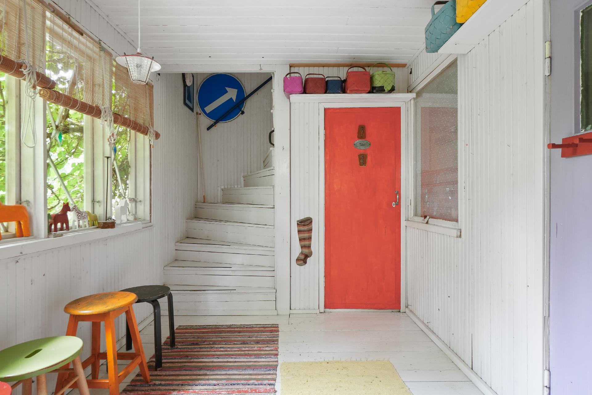 ...ja alakerran eteisestä.