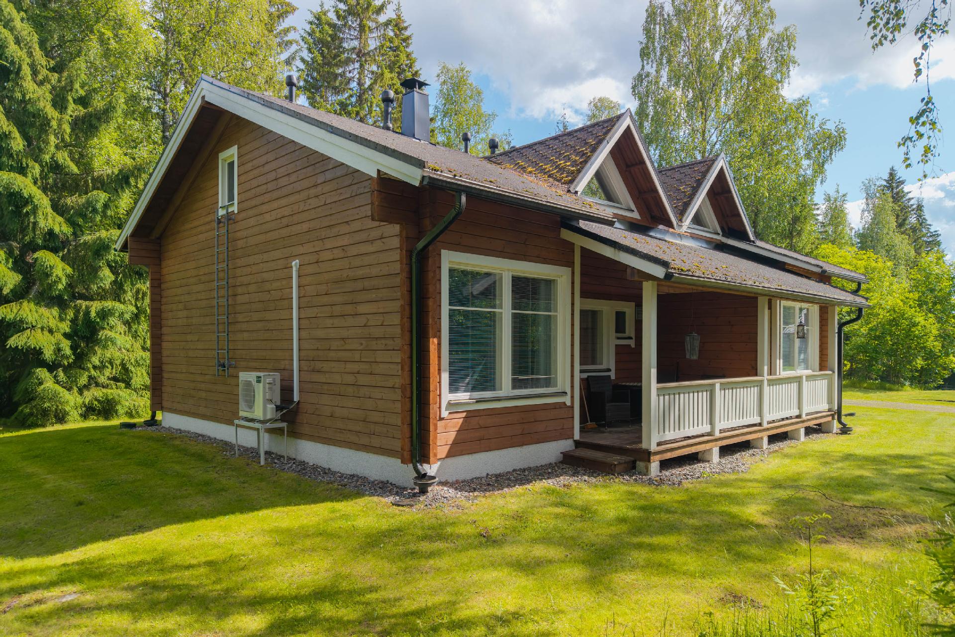 Rauhallinen sijainti metsän laidassa