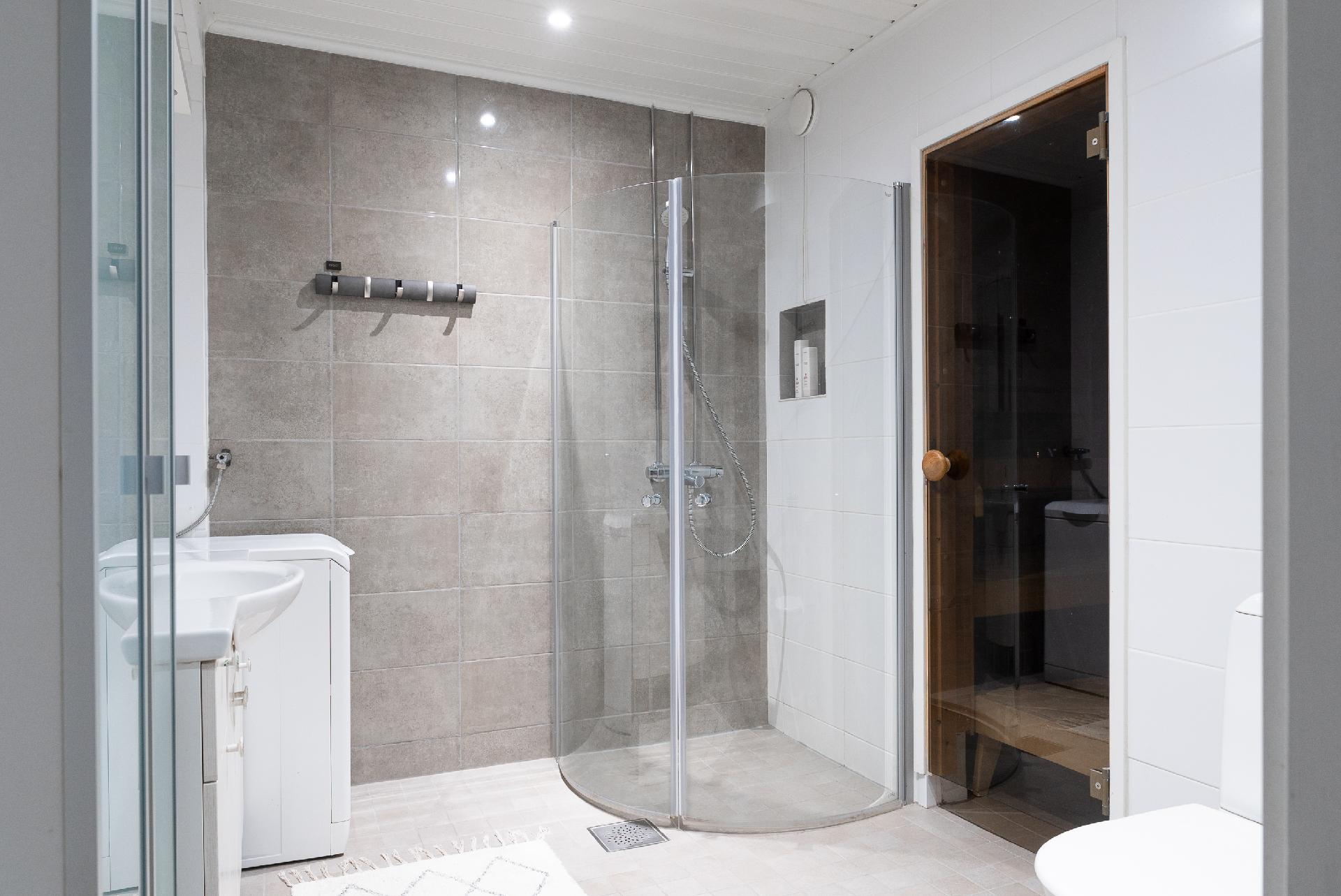 Alakerran kylpyhuone, remontoitu 2020