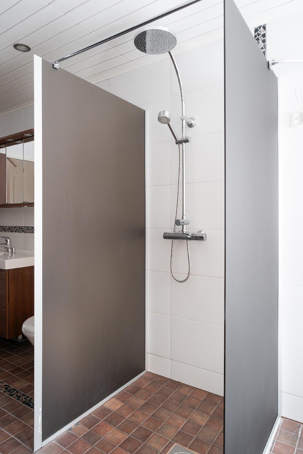 Yläkerran kylpyhuone