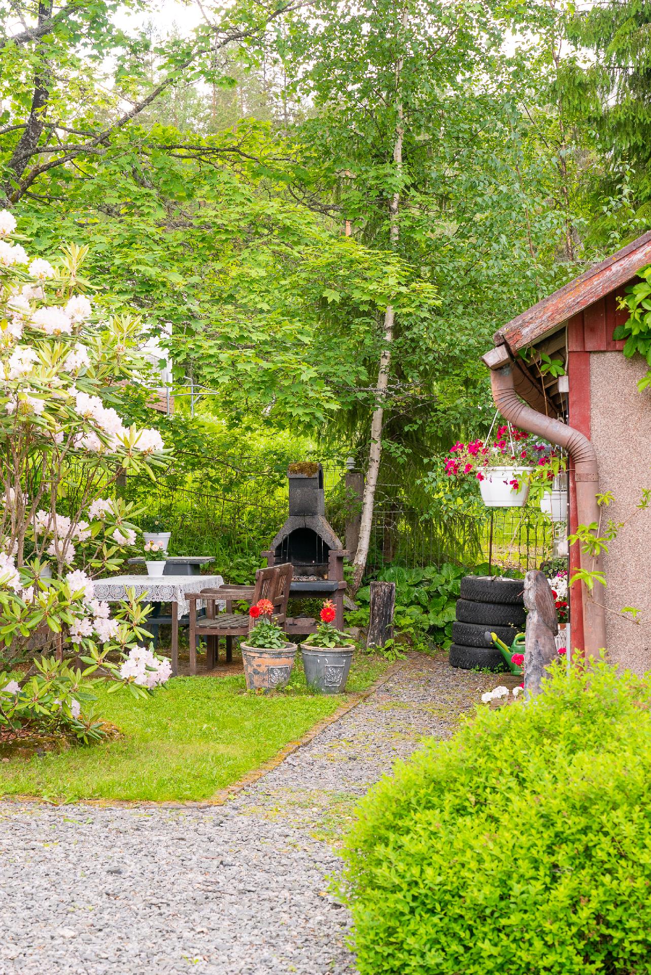 Viihtyisä piha-alue