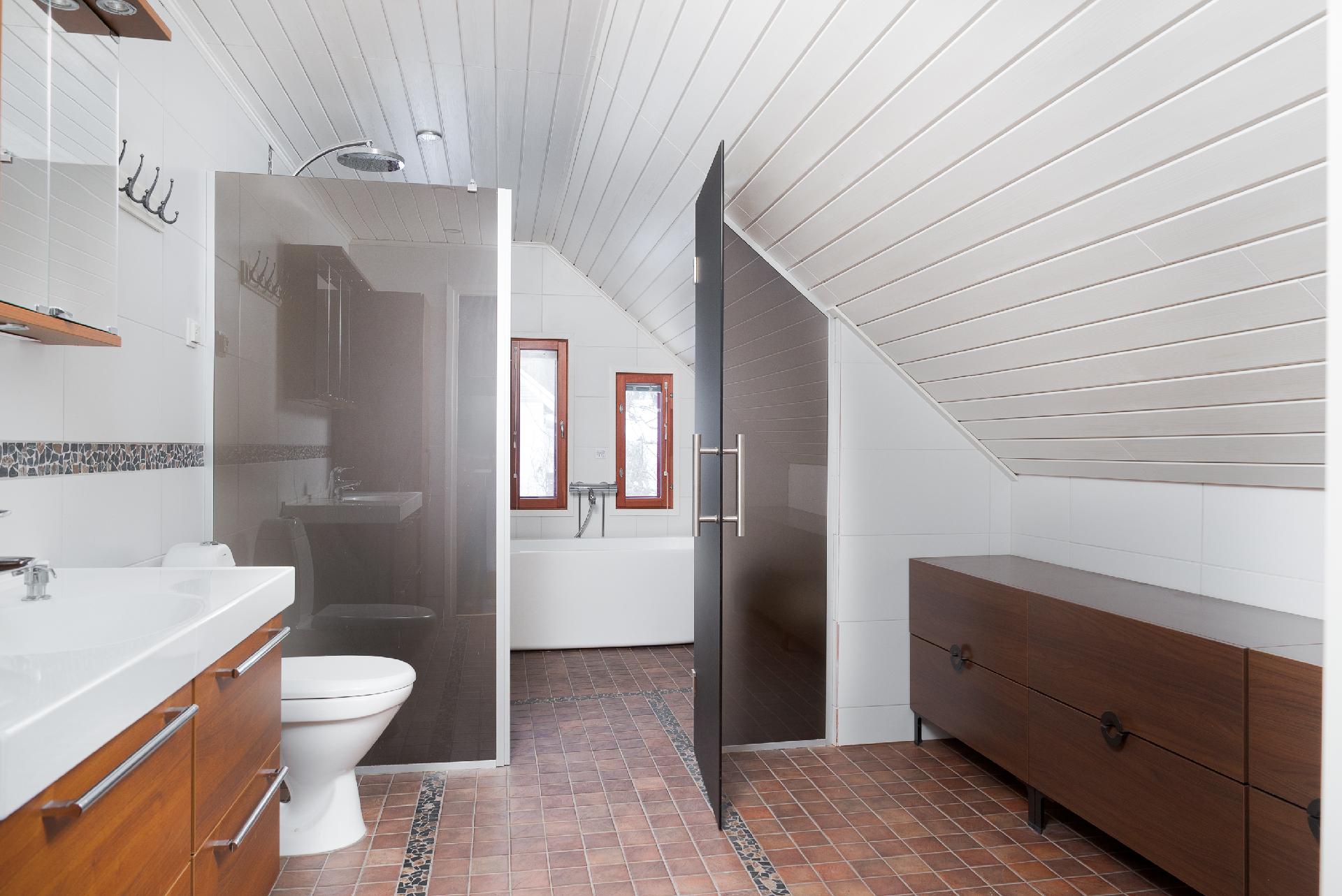 Yläkerran kylpyhuone