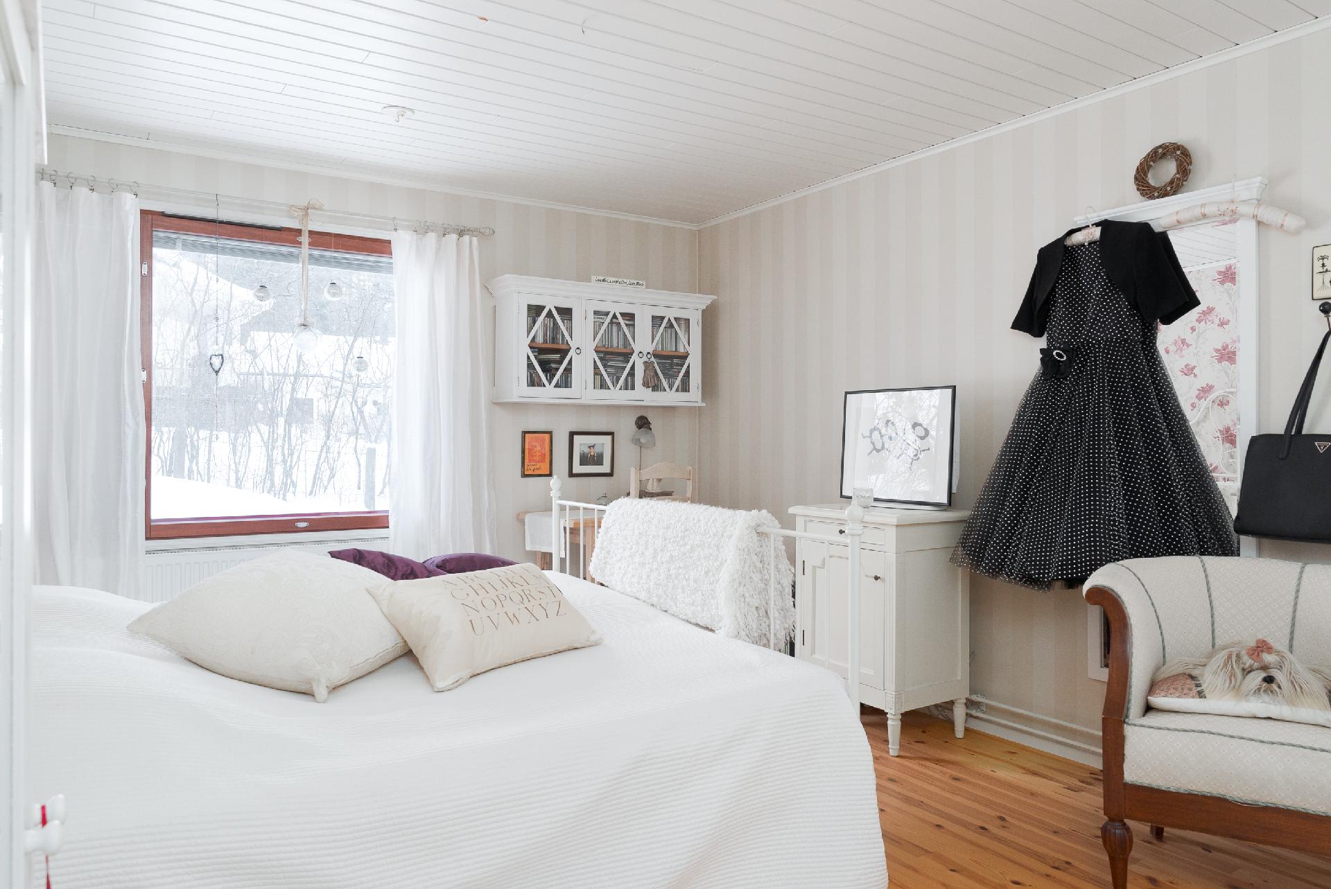 Alakerran makuuhuone