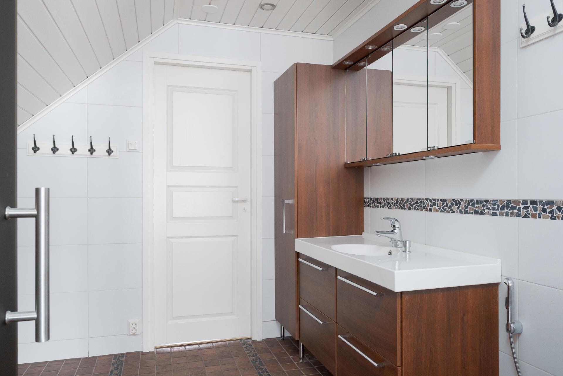 Yläkerran kylpyhuone