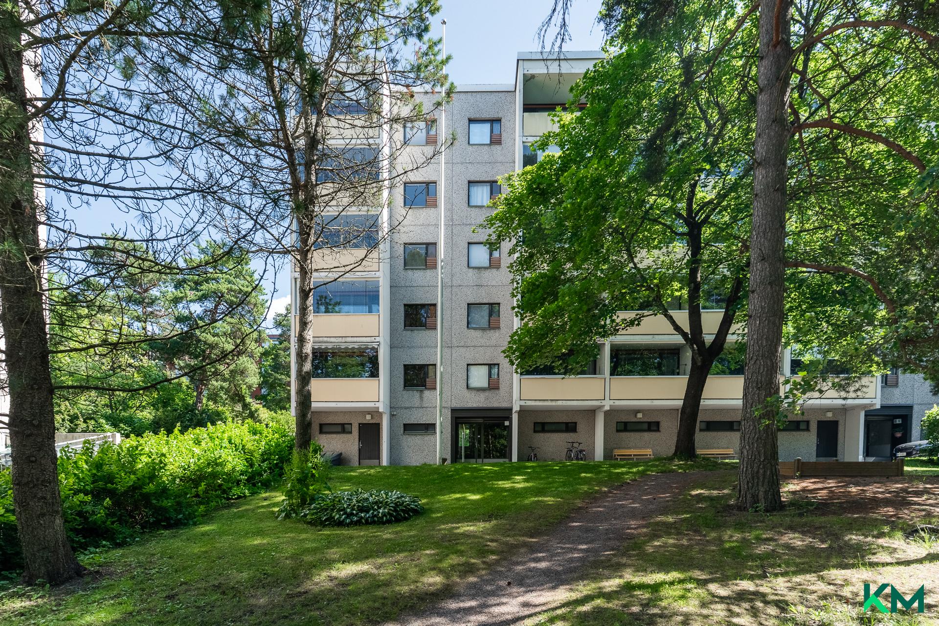Julkisivua sisäänkäynnin puolelta