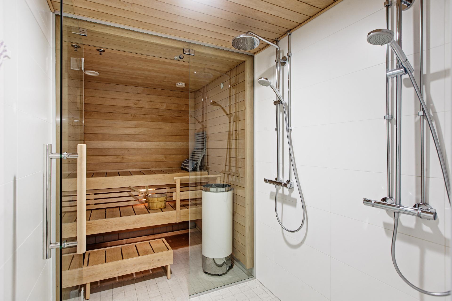 Sauna/kph 2x sadesuihkulla