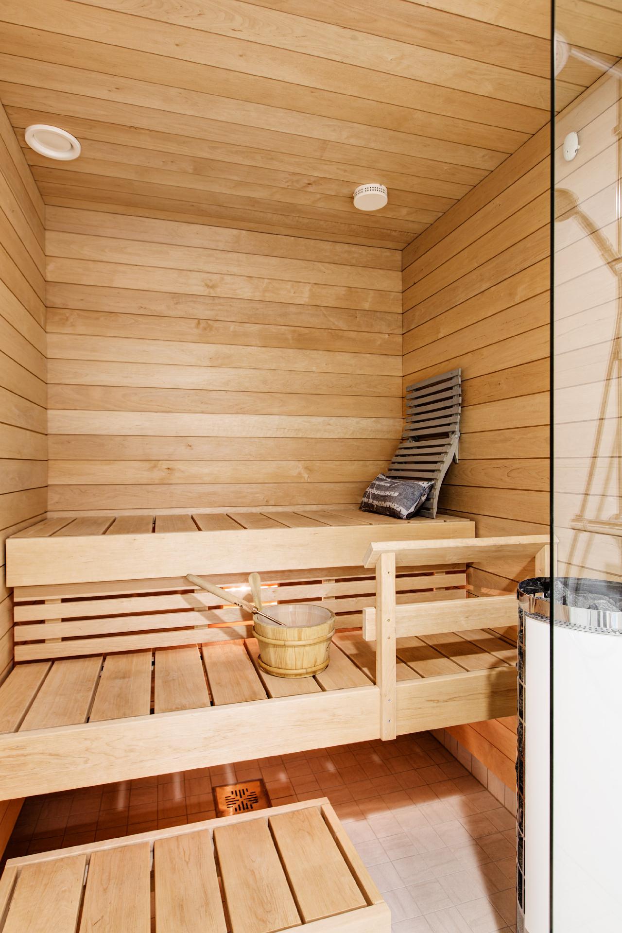 Sauna pilarikiukaalla kaukosäädettävä