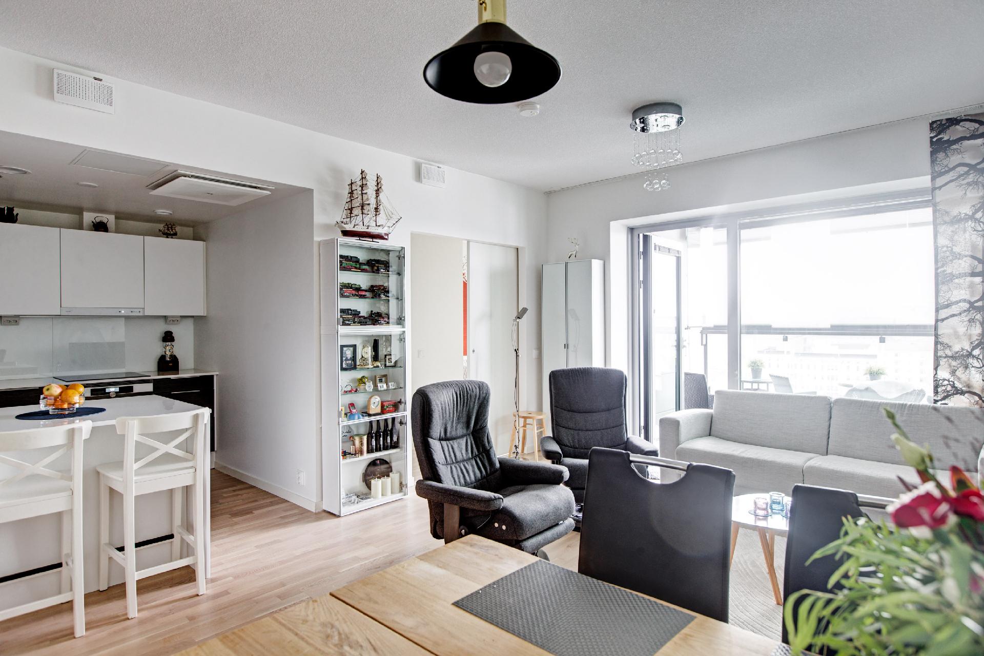 Ruokailutilasta näkymä keittiöön