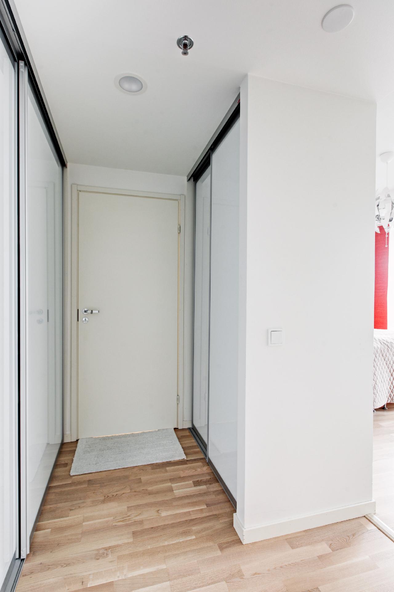 Pieni käytävä saunaosastoon