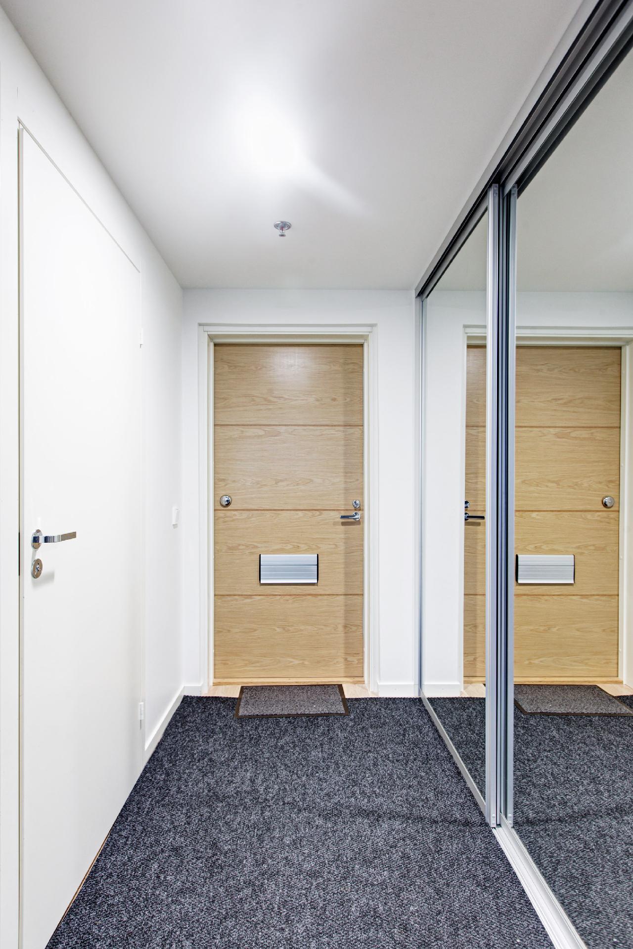 Eteinen liukuovi kaapistolla