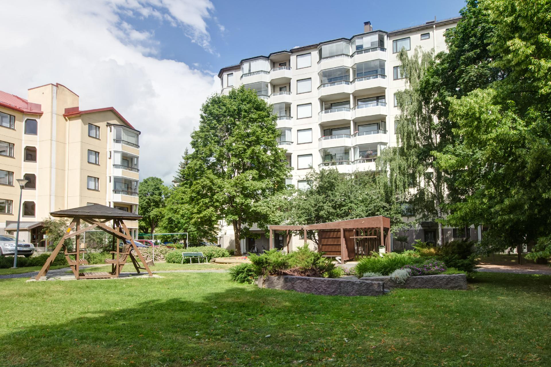 Vehreä puistomainen piha