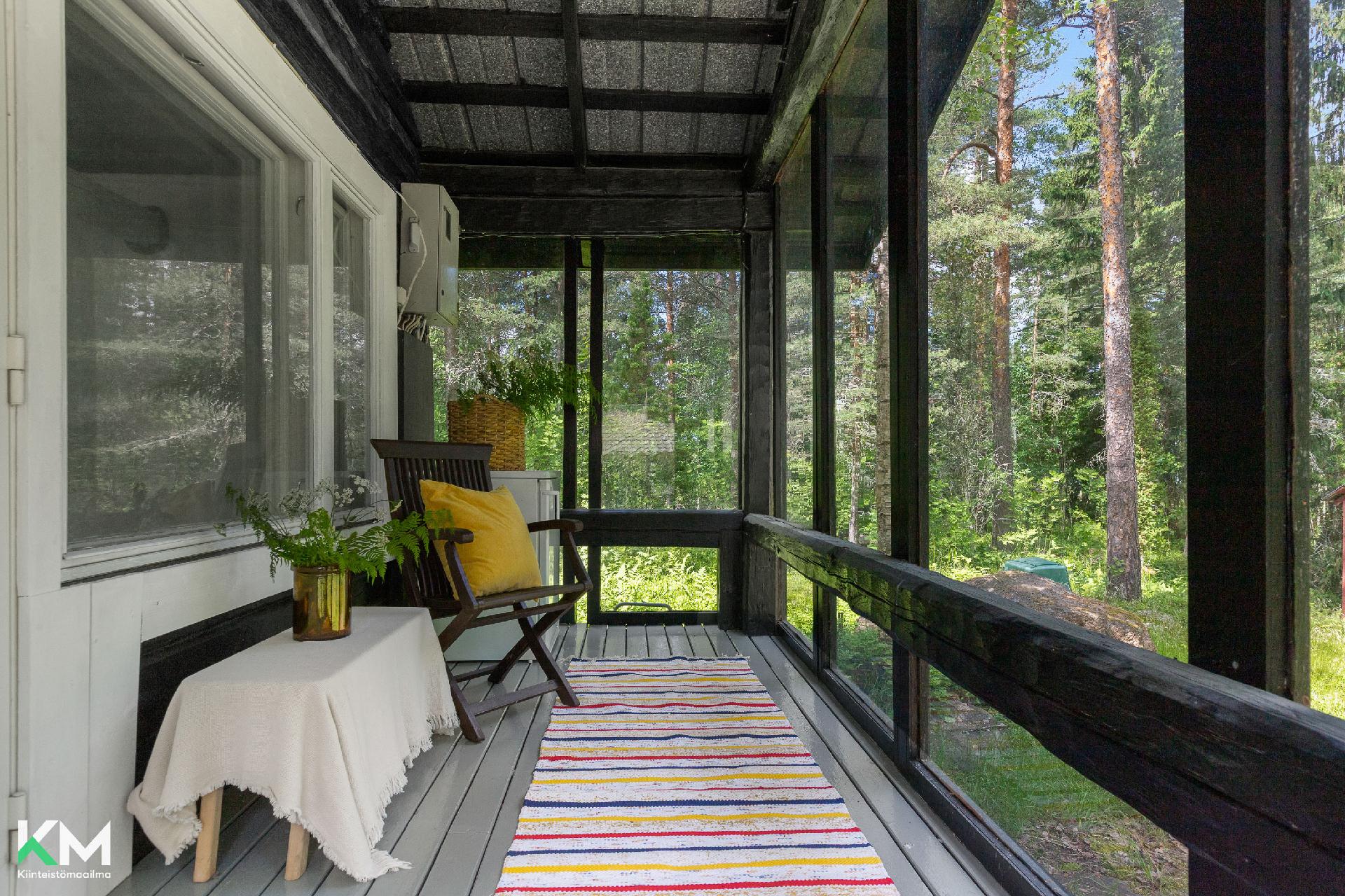 Aitan osittain lasitettu terassi