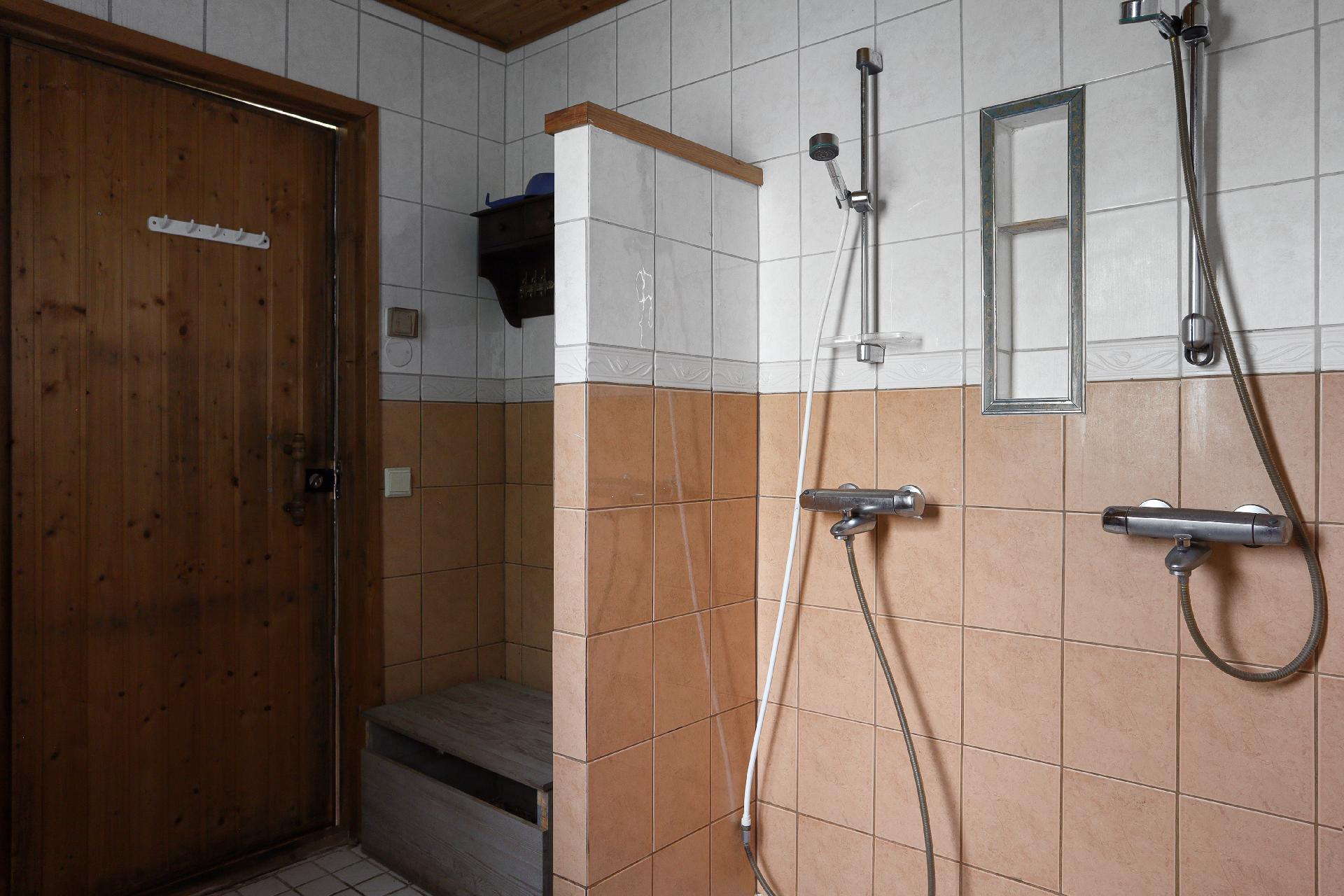 Piharakennuksen kylpyhuone