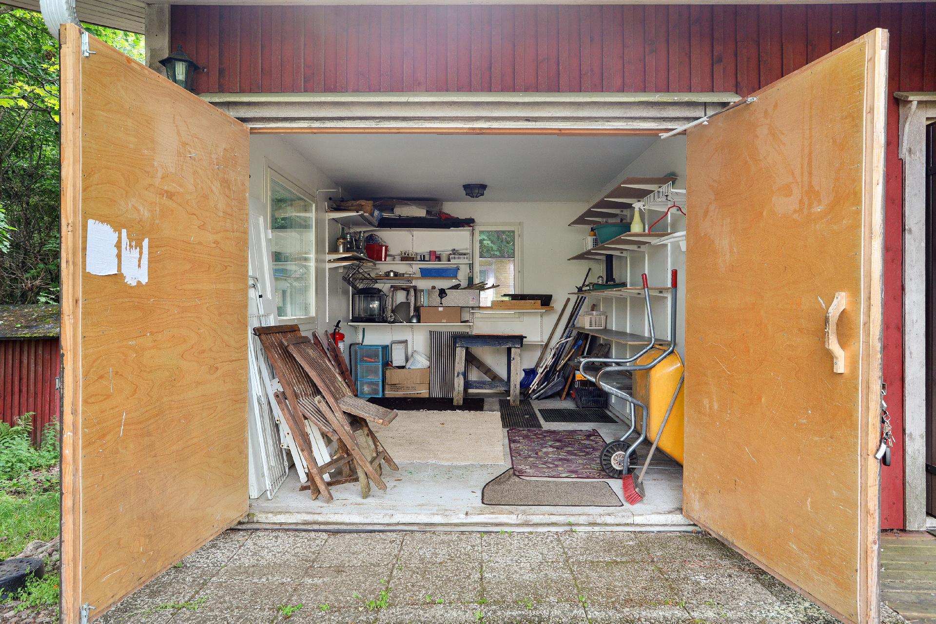 Piharakennuksen autotalli