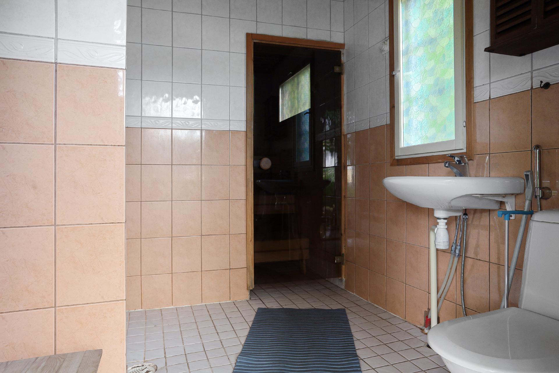 Piharakennuksen kylpyhuone