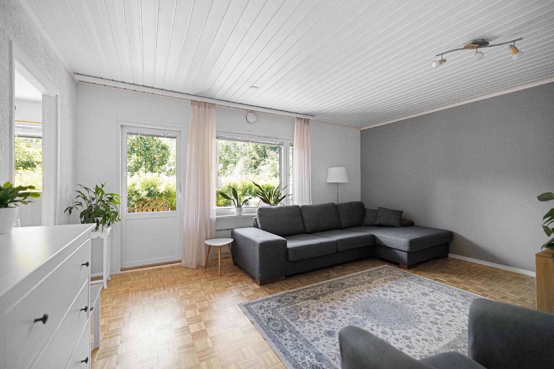 Olohuoneesta käynti takapihalle.