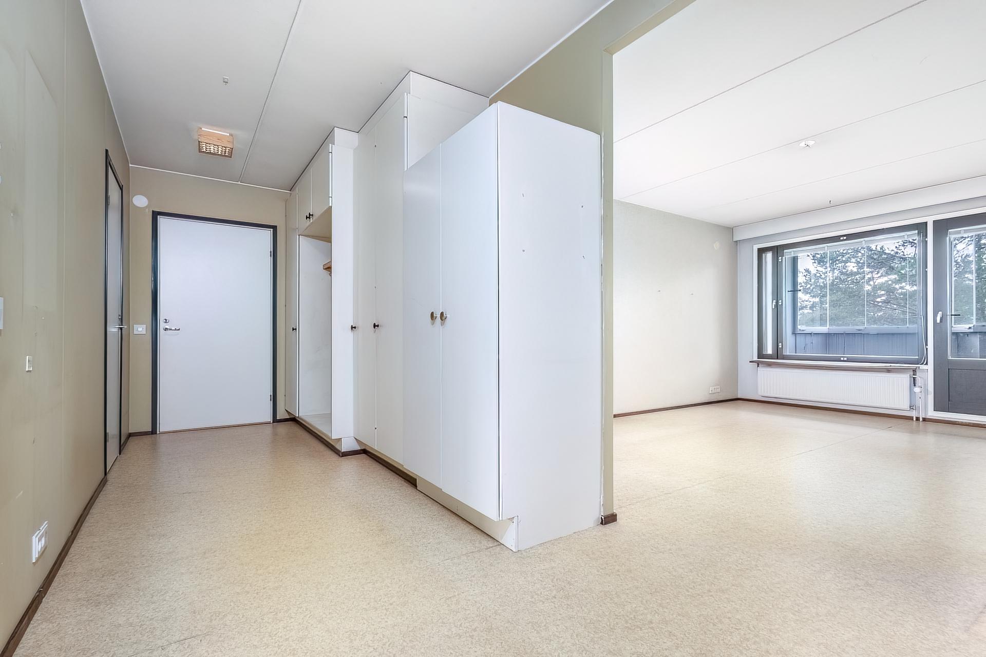 eteisessä kaapistoja