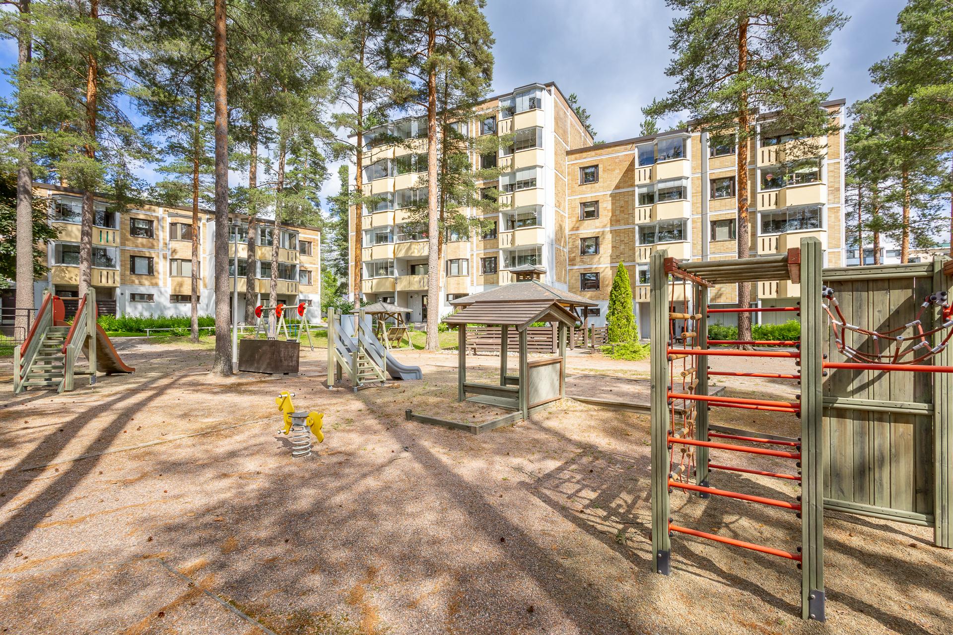 taloyhtiön piha-aluetta