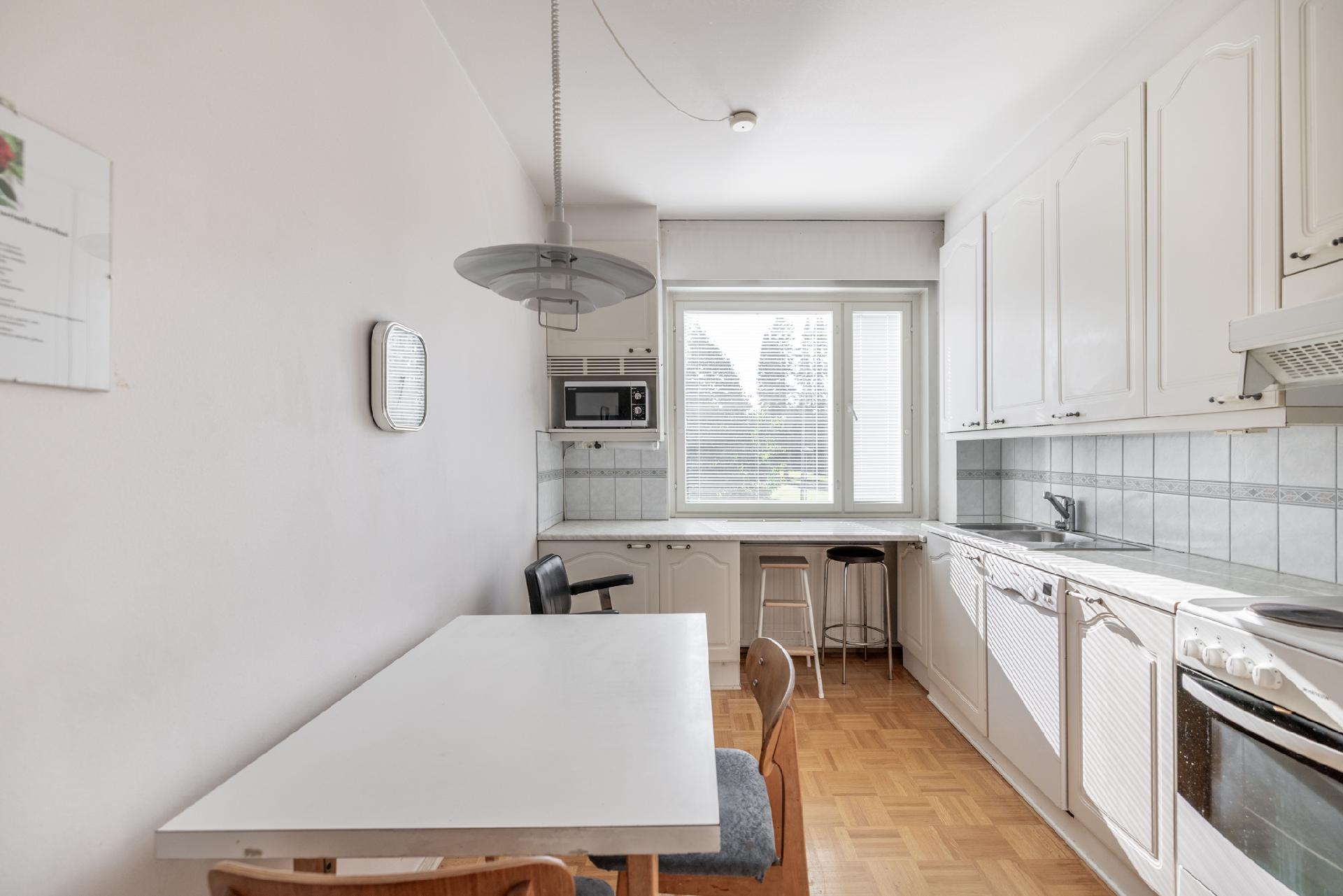 Keittiöön mahtuu pieni ruokapöytä