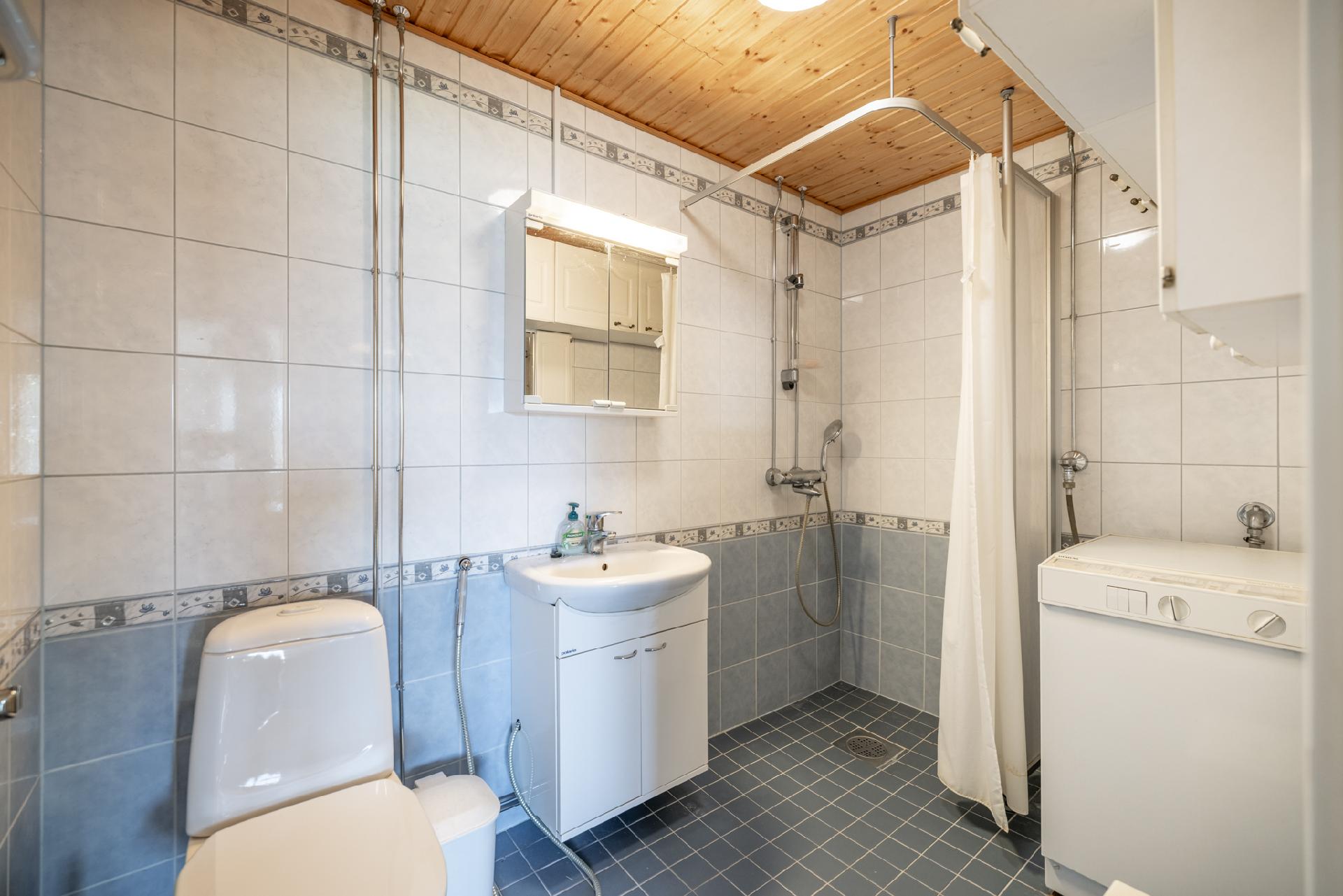 Kylpyhuone remontoitu putkiremontin yhteydessä