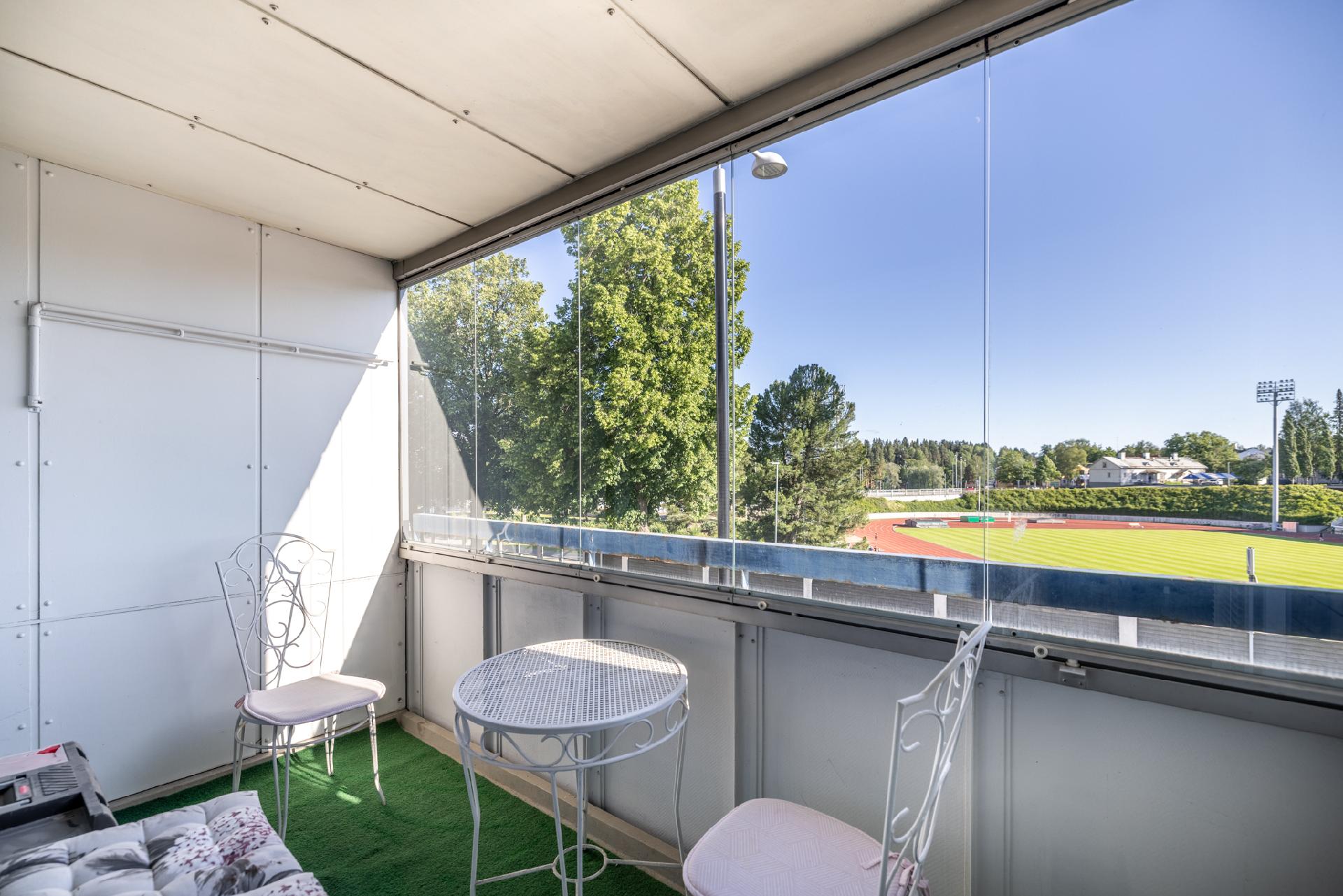 Lasitettu, tilava parveke