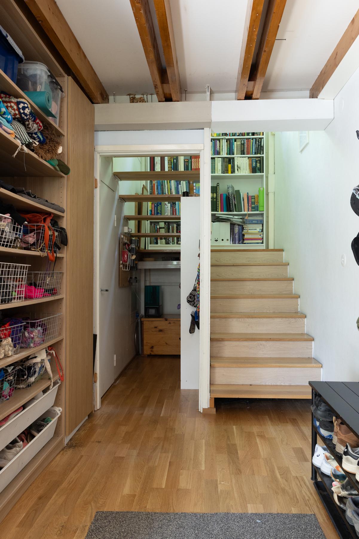 Eteinen ja yläkerran rappuset