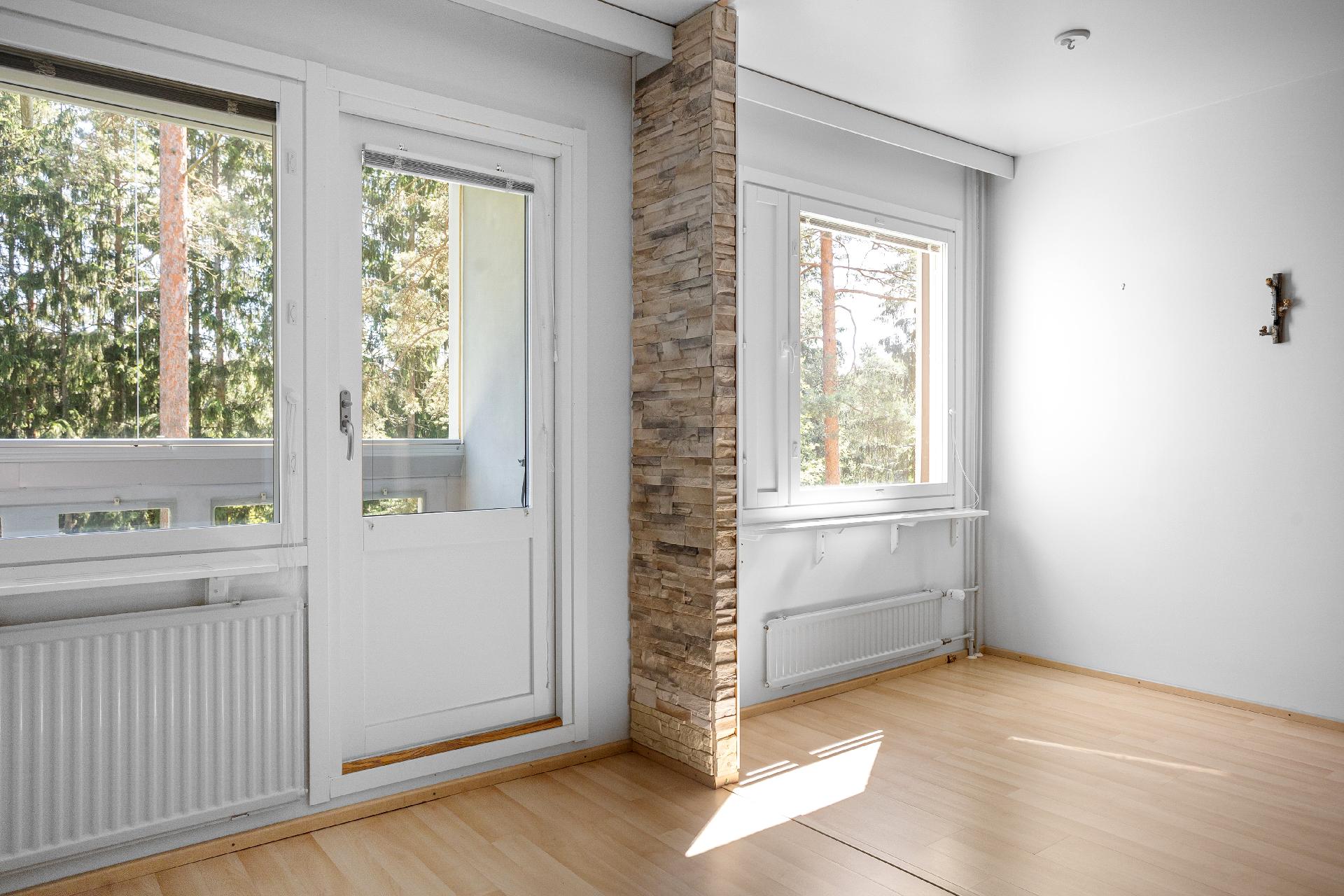 Keittiön ruokailutila ja olohuone