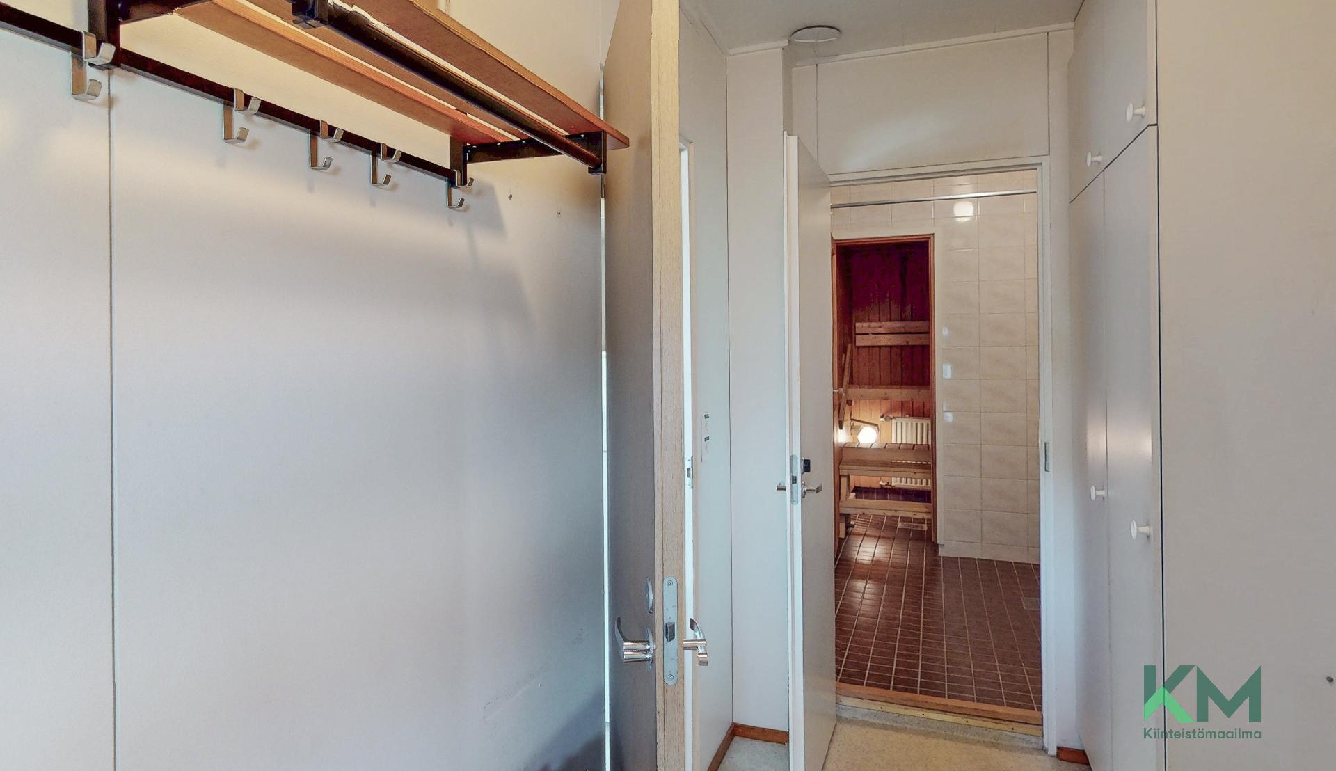 Apukeittiöstä kulku pesutiloihin