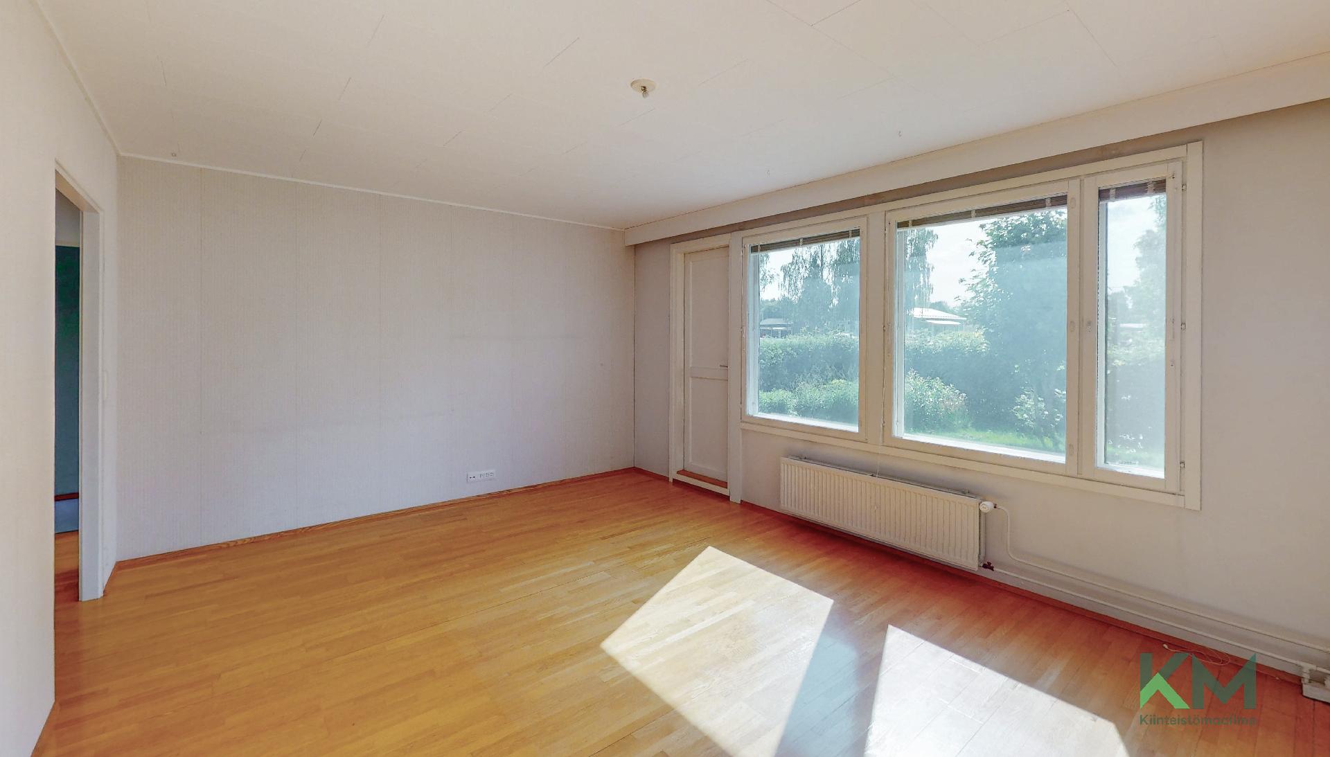 Isot ikkunat ja käynti takapihalle