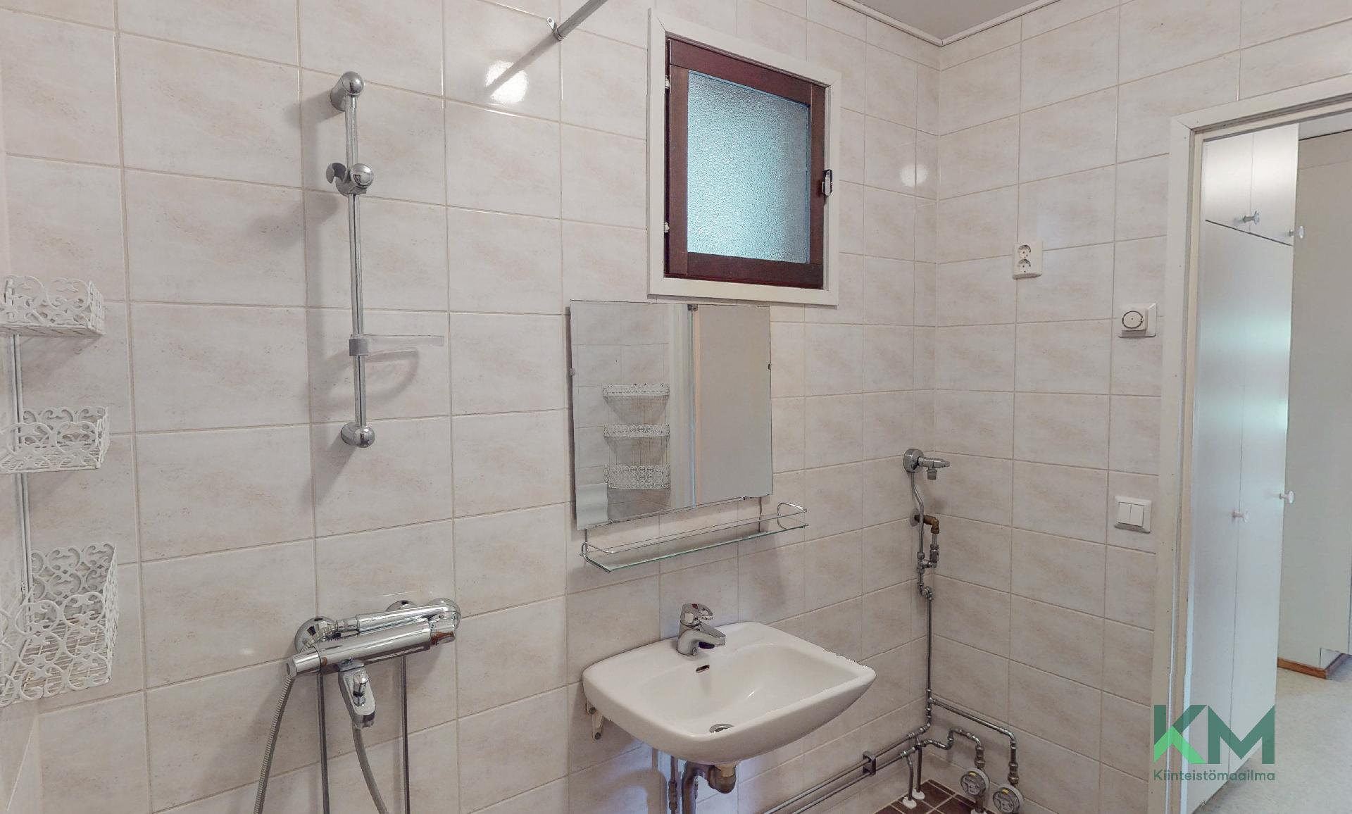 Pesuhuoneessa ikkuna