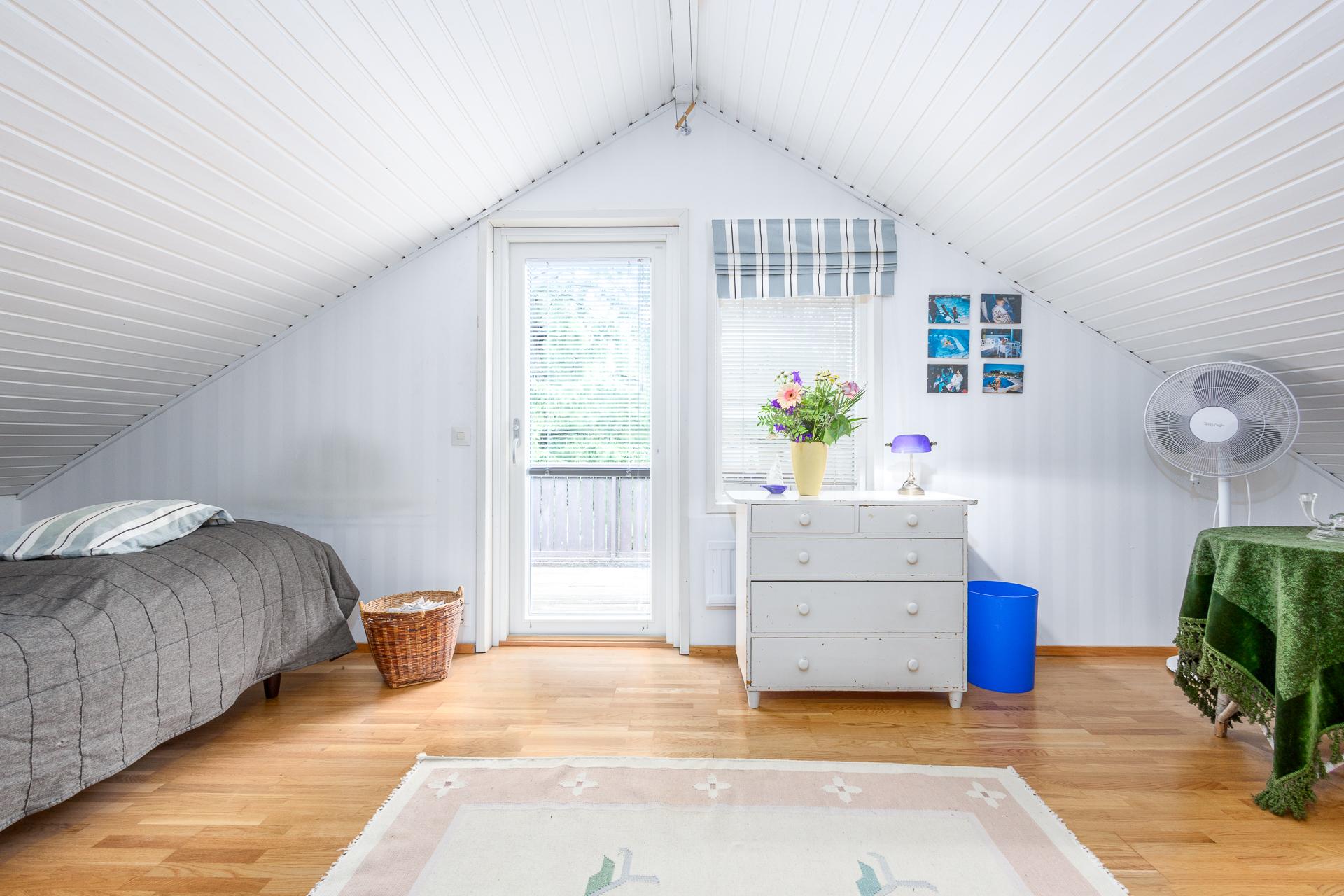 Yläkerran "varastohuone" käynti parvekkeelle