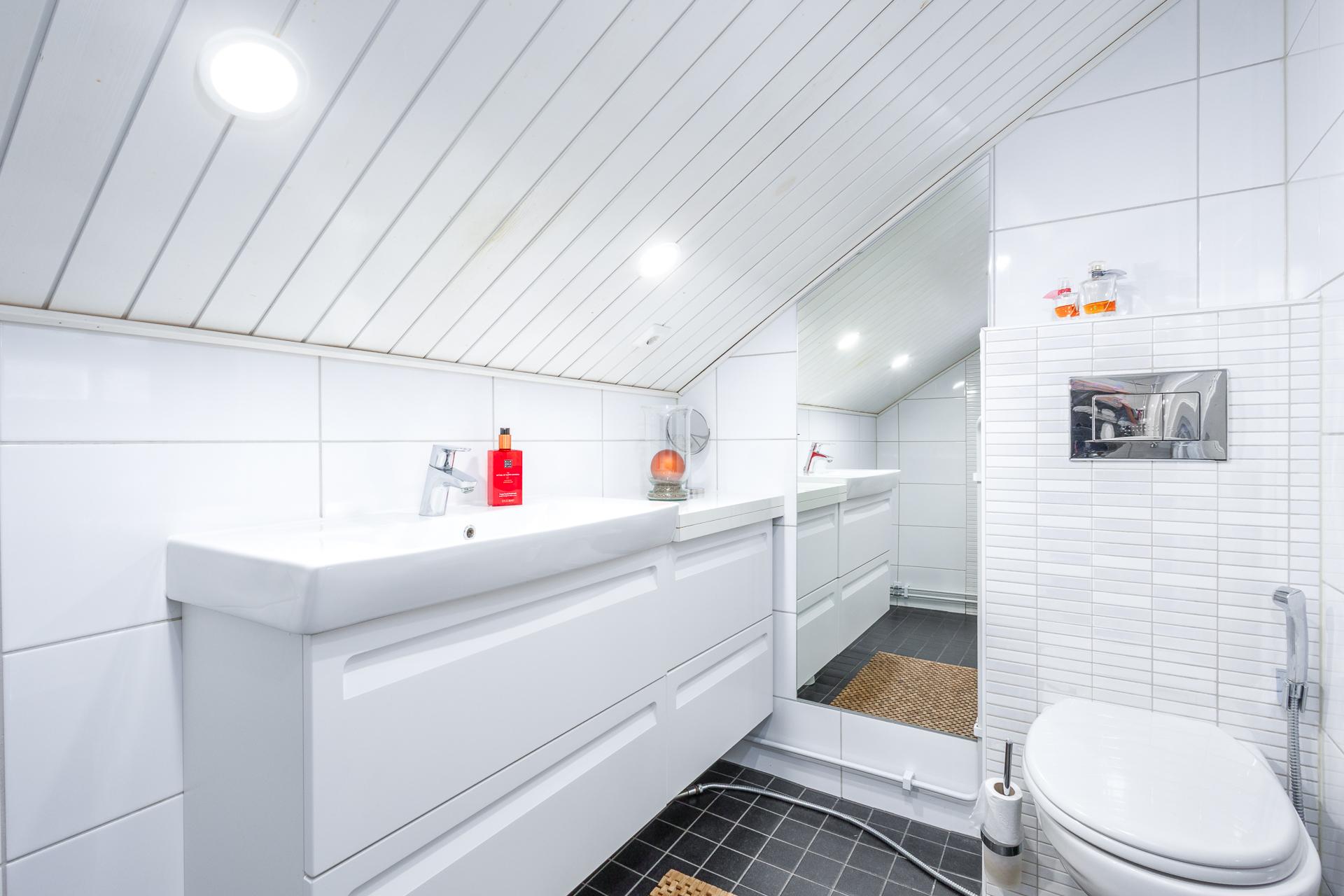 Yläkerran kylpyhuone