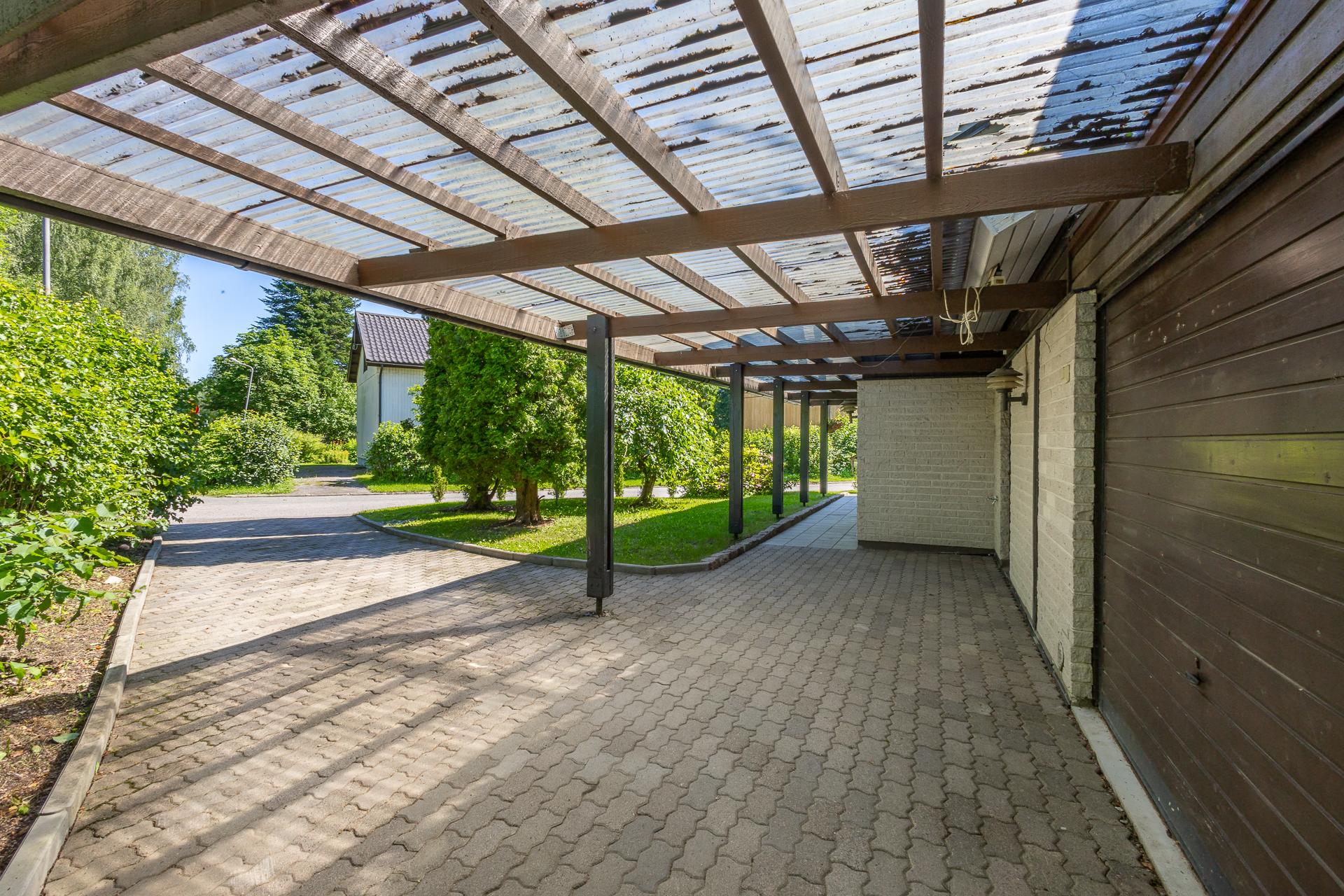 Katettua sisääntulopihaa