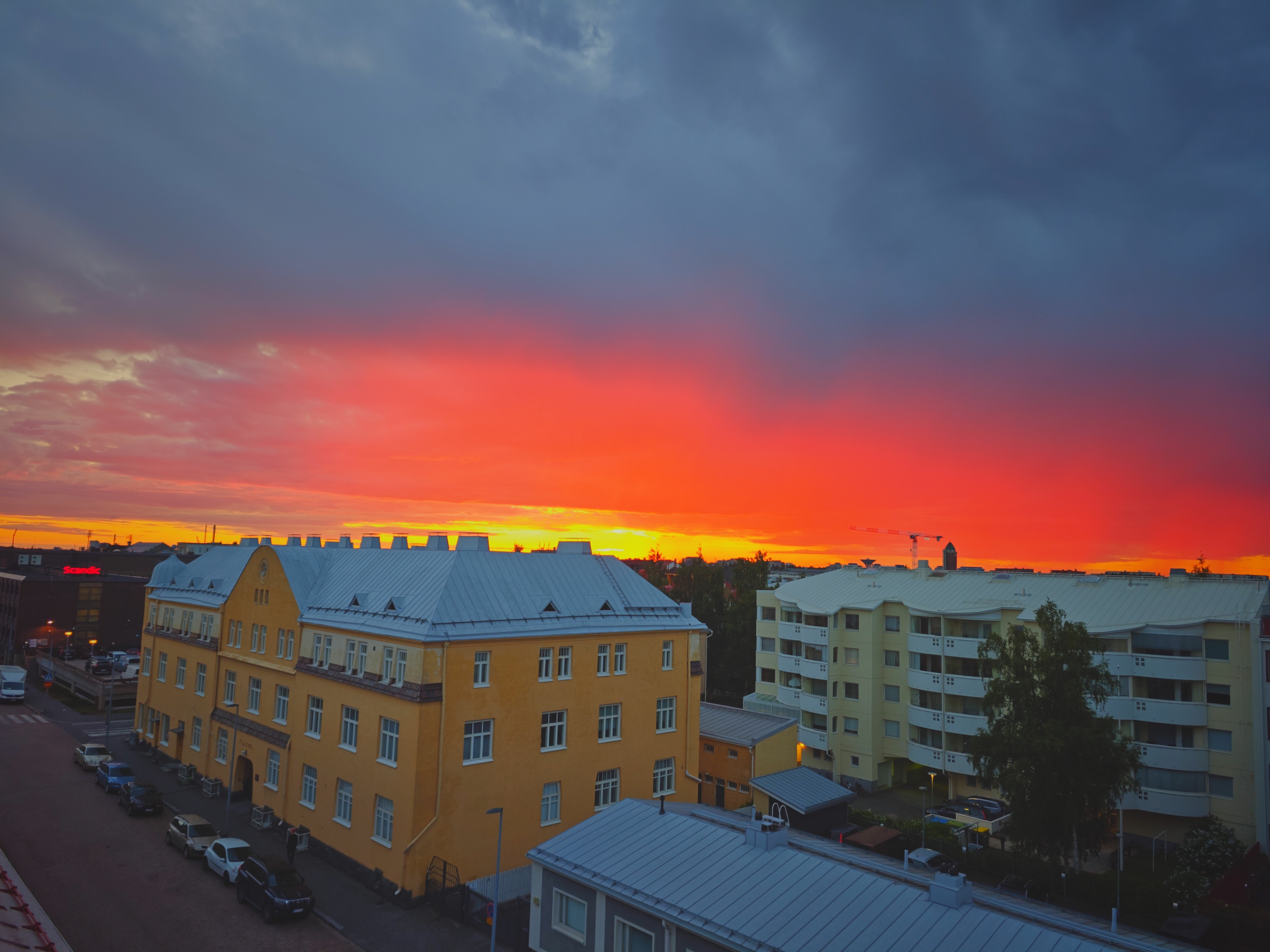 Ilta-auringon laskut parvekkeen puolella (myyjän kuva)