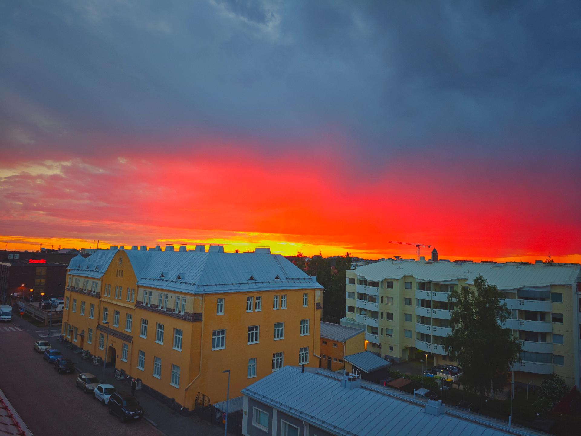 Ilta-auringon laskut parvekkeen puolella (myyjän kuva)