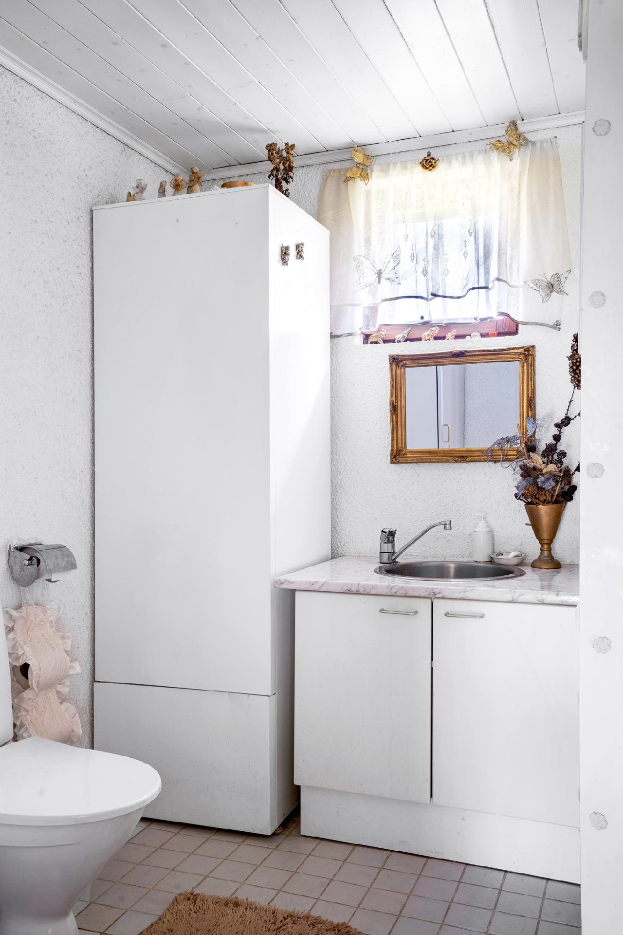 Yläkerran erillinen wc