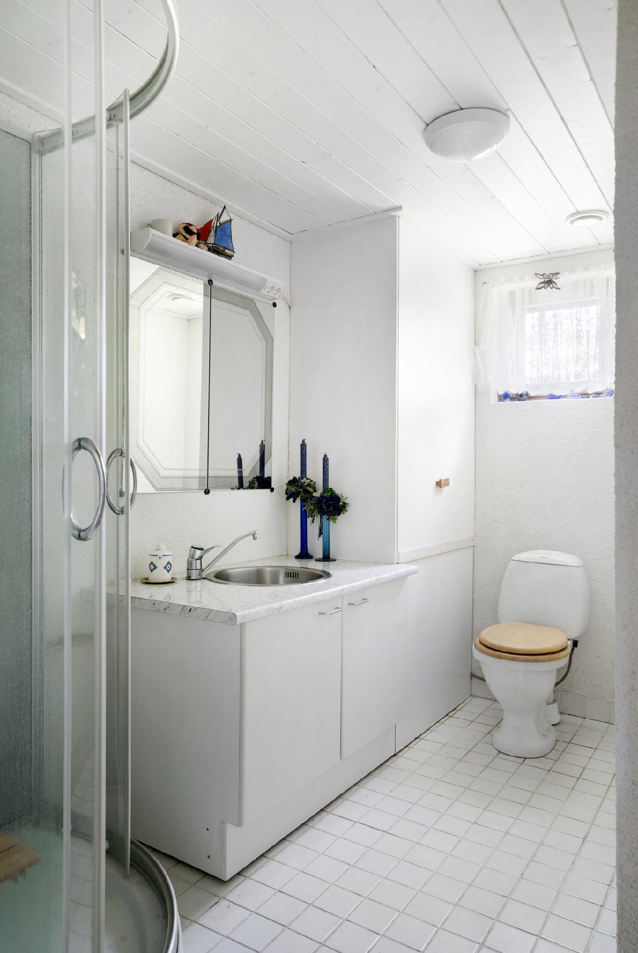 Alakerran kylpyhuone