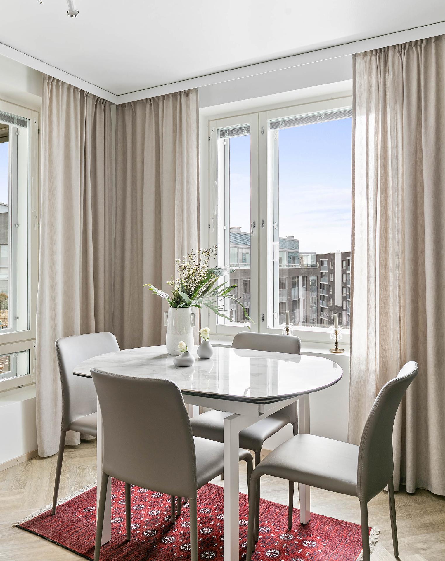 Keittiön ruokailutila.