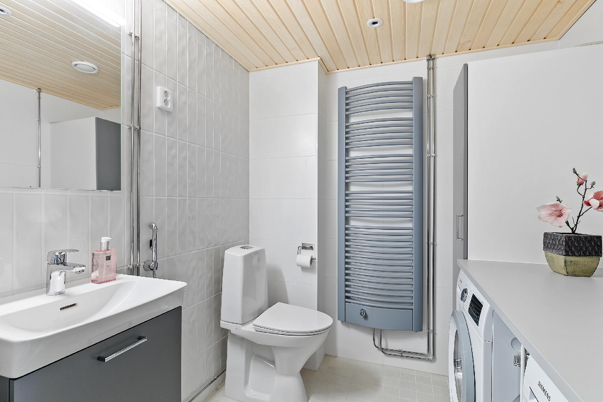 Erillinen wc, jossa myös pesukone.