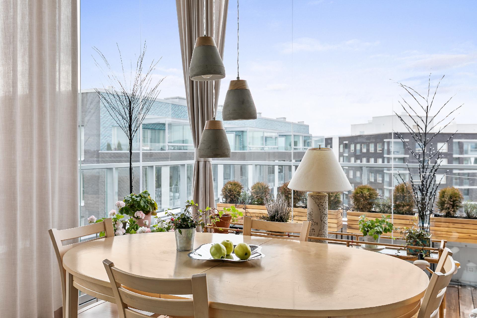 Lasitettu parveke, jossa ruokailutila