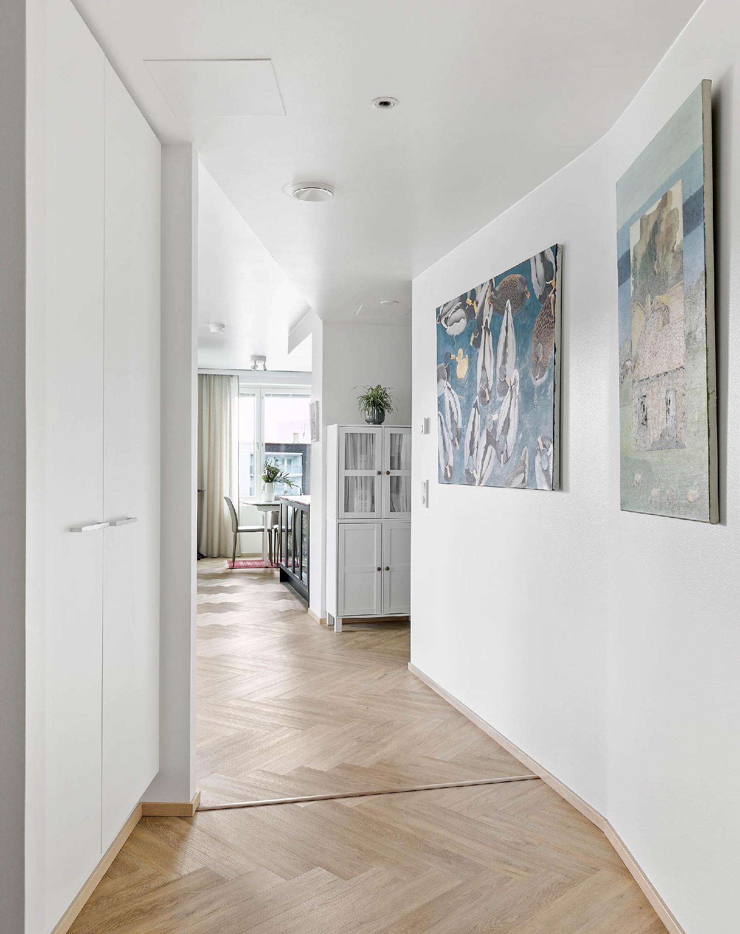 Käytävä erottaa makuuhuoneet olohuoneesta.