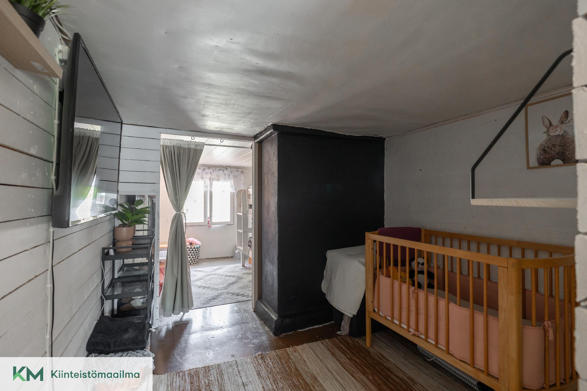 Yläkerran käytävä makuuhuoneeseen.